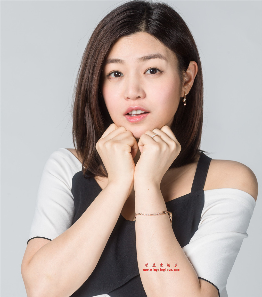 陈妍希参加某综艺节目时拍摄的定妆照拍摄花絮照片,露肩裙、光脚造型,高清4K分辨率原图无修组图下载-明星爱娱乐