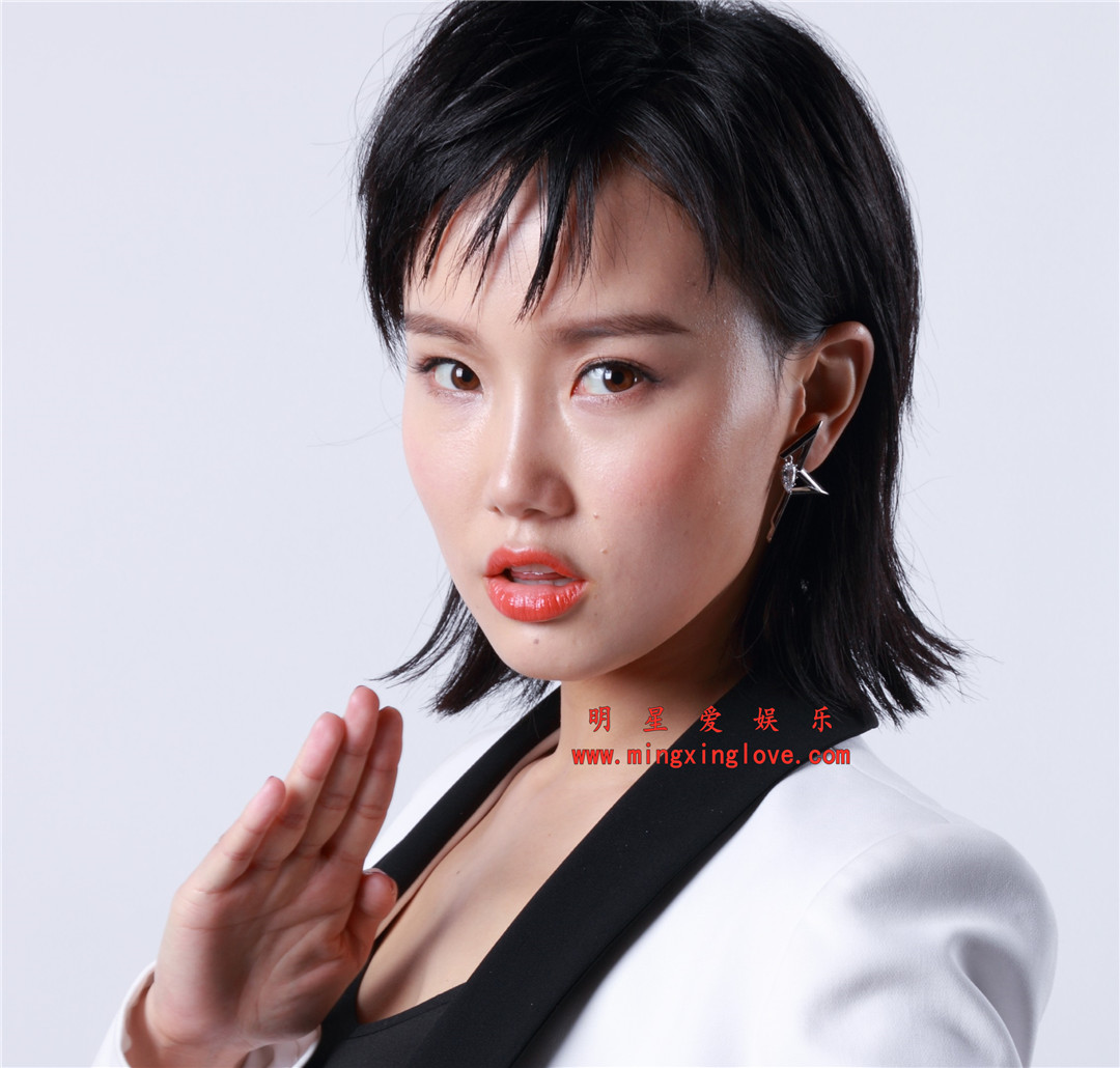 黄玲为某综艺节目时拍摄的定妆照拍摄花絮照,性感皮裙,光腿高跟造型,高清4K分辨率原图无修组图下载(至尊)-明星爱娱乐