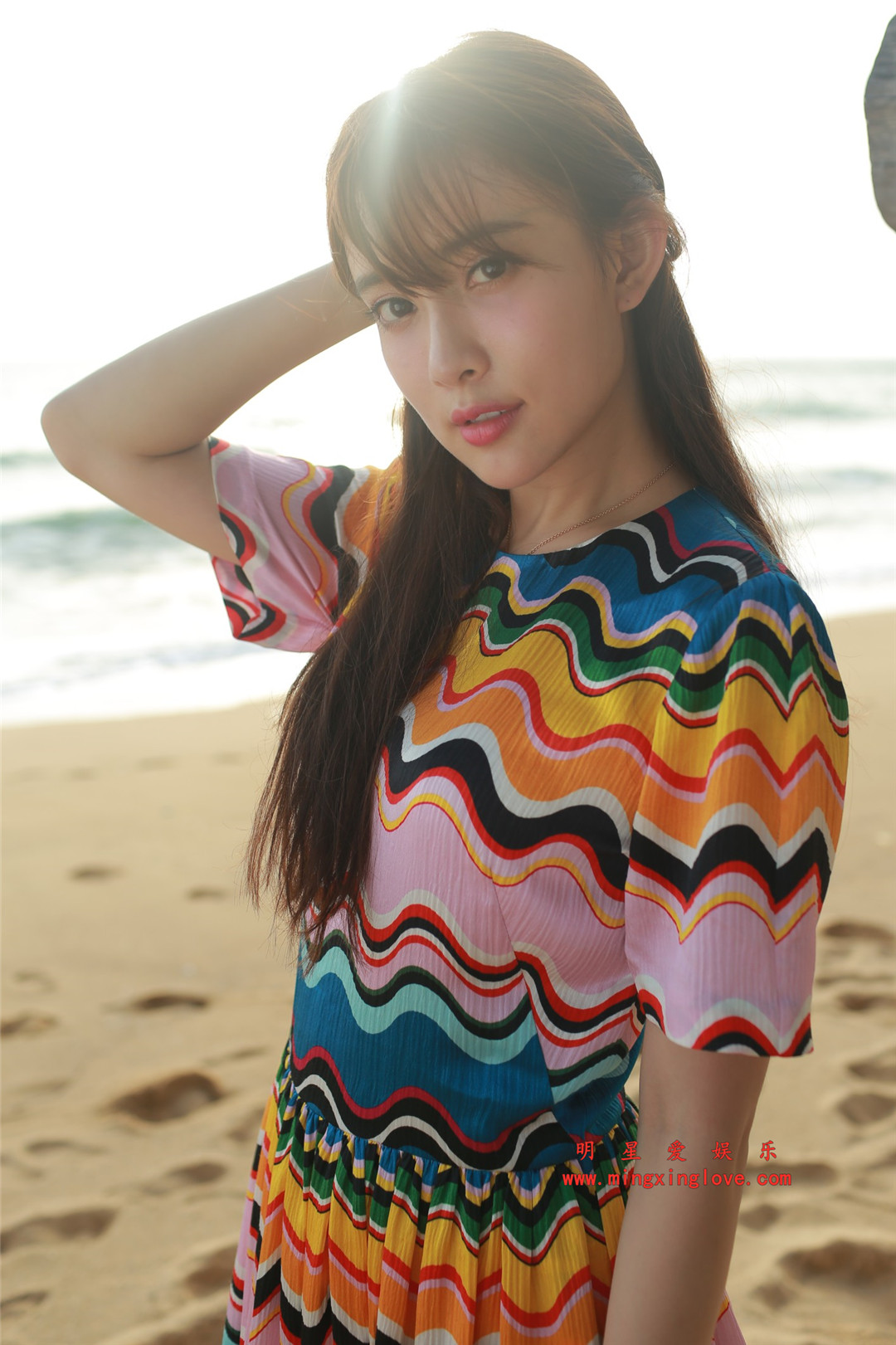 孟子义海边写真拍摄花絮照,长裙光脚造型,高清4K分辨率原图无修组图下载(至尊)-明星爱娱乐