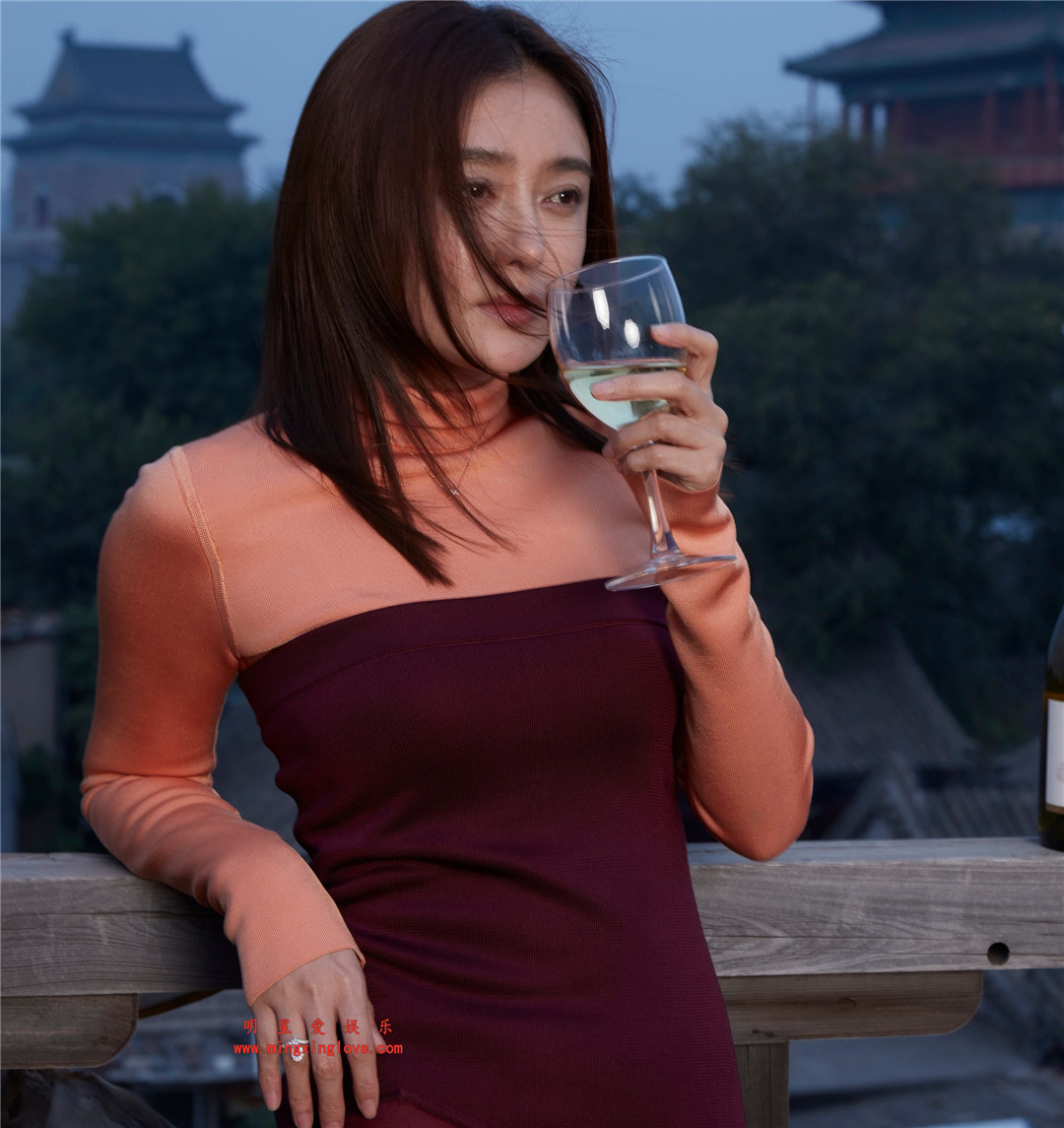 秦岚为某品牌红酒拍摄的广告花絮照片,放大可看清肌肤纹理,高清8K分辨率原图无修组图下载-明星爱娱乐