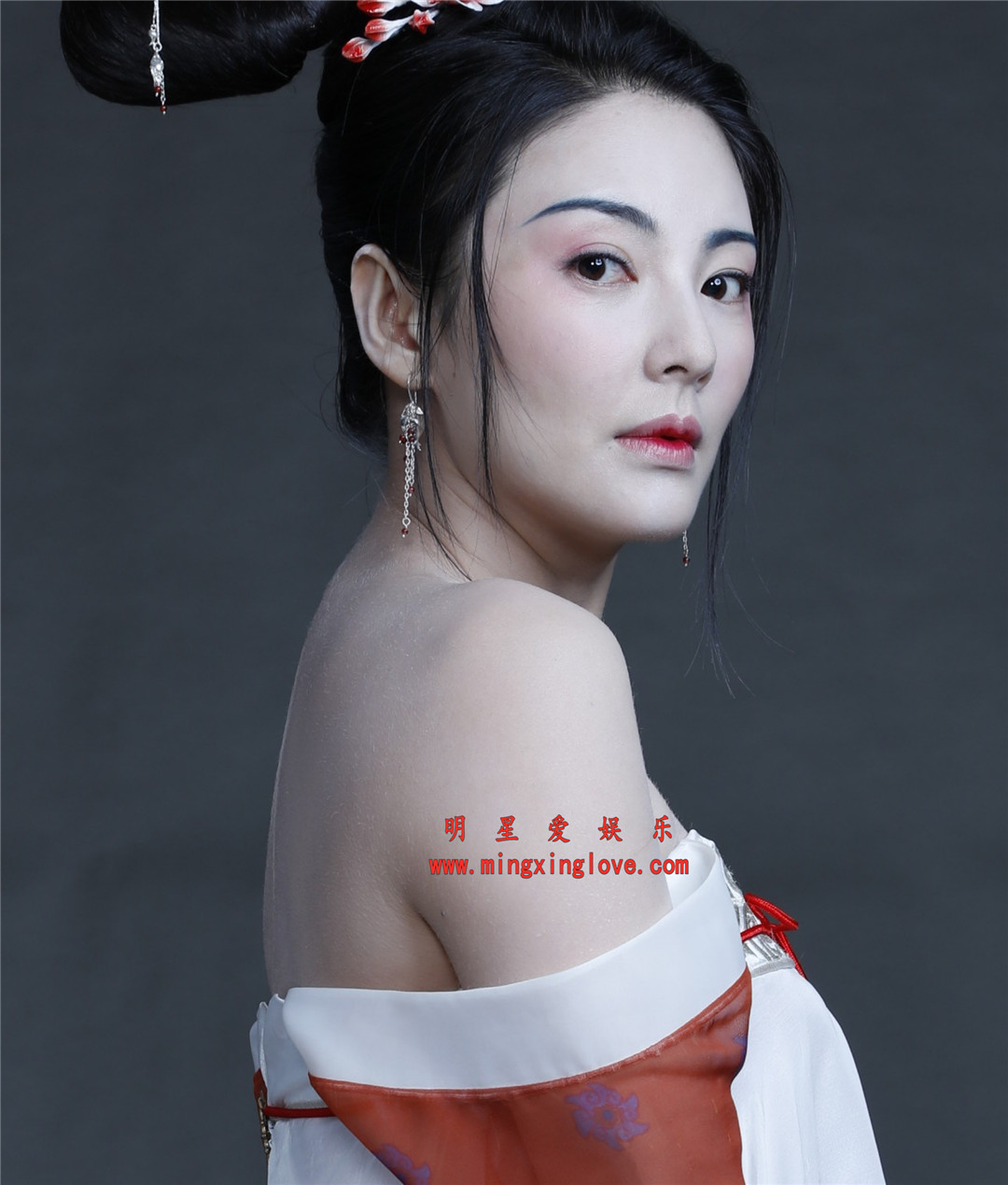 张雨绮在电影《妖猫传》里的角色定妆照拍摄花絮照片，大尺度露背薄纱裙、光脚造型，高清4K分辨率原图无修组图下载（至尊）-明星爱娱乐
