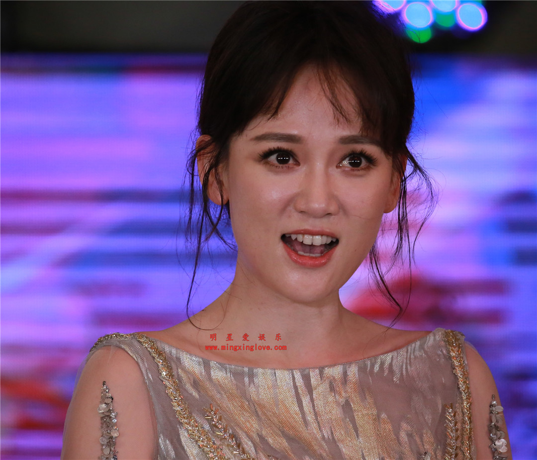 陈乔恩参加某台跨年演唱会上的花絮照片，大尺度性感露背长裙，高清4K分辨率原图无修组图下载（至尊）-明星爱娱乐