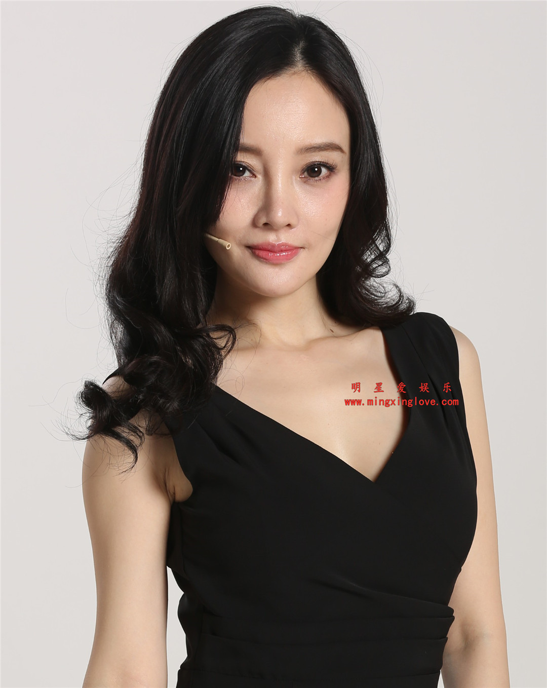 李小璐参加某综艺节目时拍摄的定妆照,吊带裙造型,放大可看清肌肤纹理,高清4K分辨率原图无修组图下载-明星爱娱乐