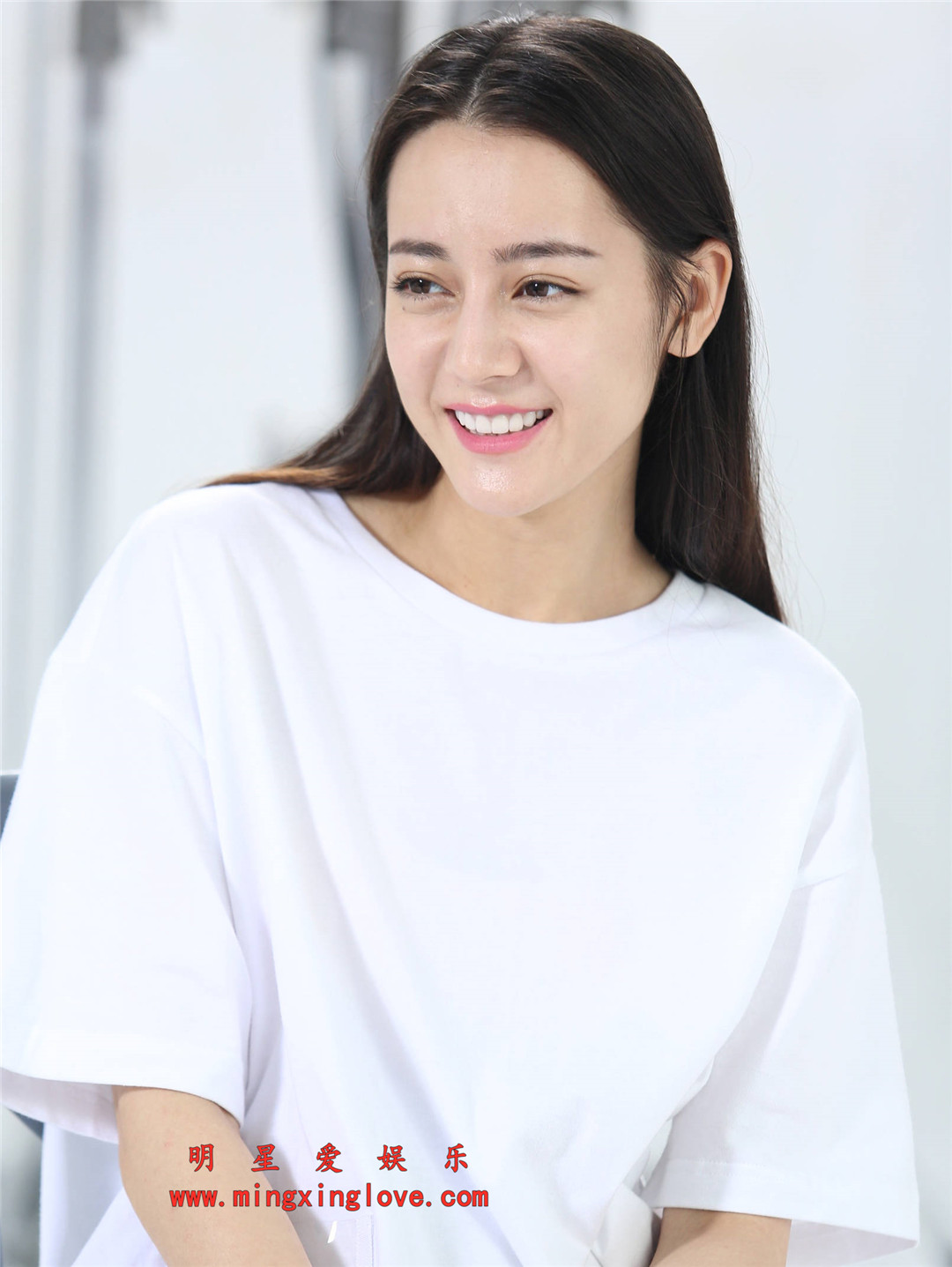 迪丽热巴参加海报时尚网采访花絮照片,时尚短裙光脚高跟造型,高清4K分辨率原图无修组图下载(至尊)-明星爱娱乐
