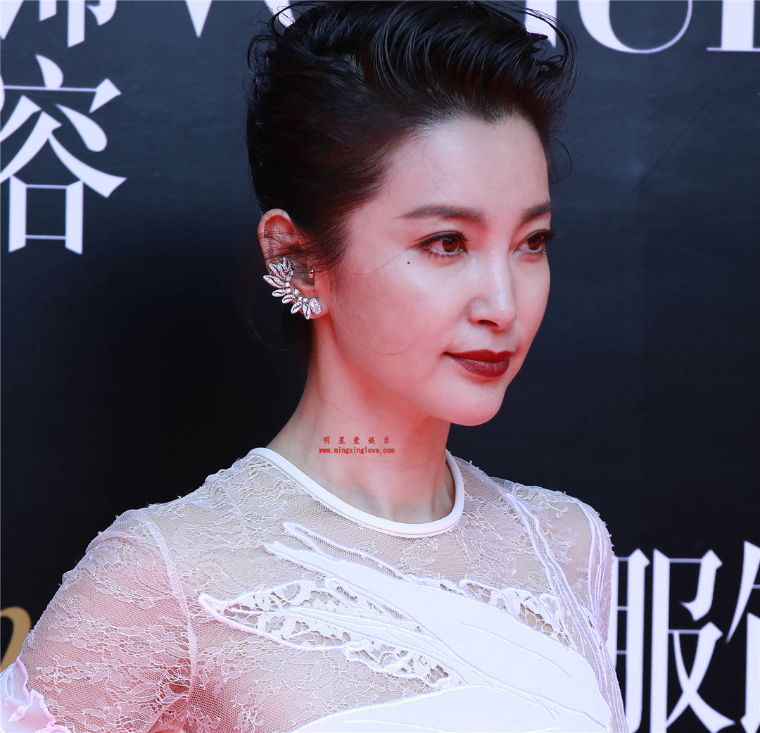 李冰冰参加VOGUE时尚盛典上的花絮照片,透明蕾丝上衣,高清4K分辨率原图无修组图下载-明星爱娱乐