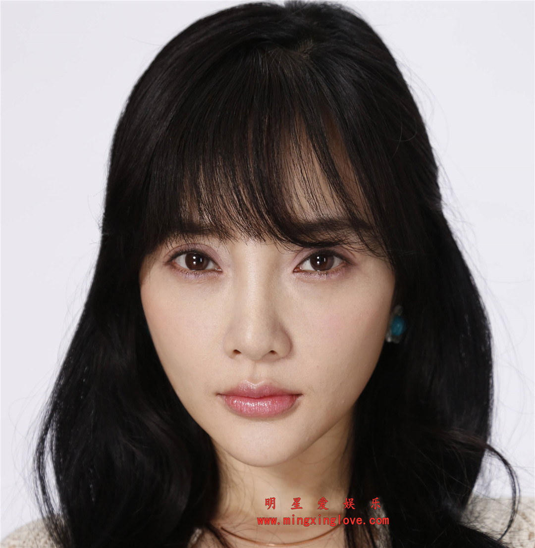 李小璐参加某综艺节目时拍摄的定妆照花絮照片,短裙光腿造型,放大可看清肌肤纹理,高清4K分辨率原图无修多图下载-明星爱娱乐