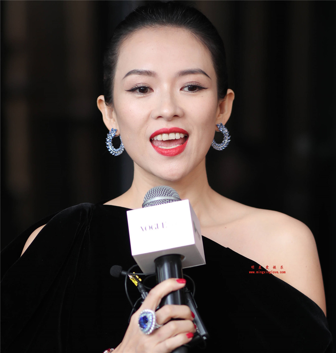 章子怡参加VOGUE时尚活动时的花絮照片,露肩短裙、光脚高跟造型,放大可看清肌肤纹理,高清4K分辨率原图无修组图下载(至尊)-明星爱娱乐