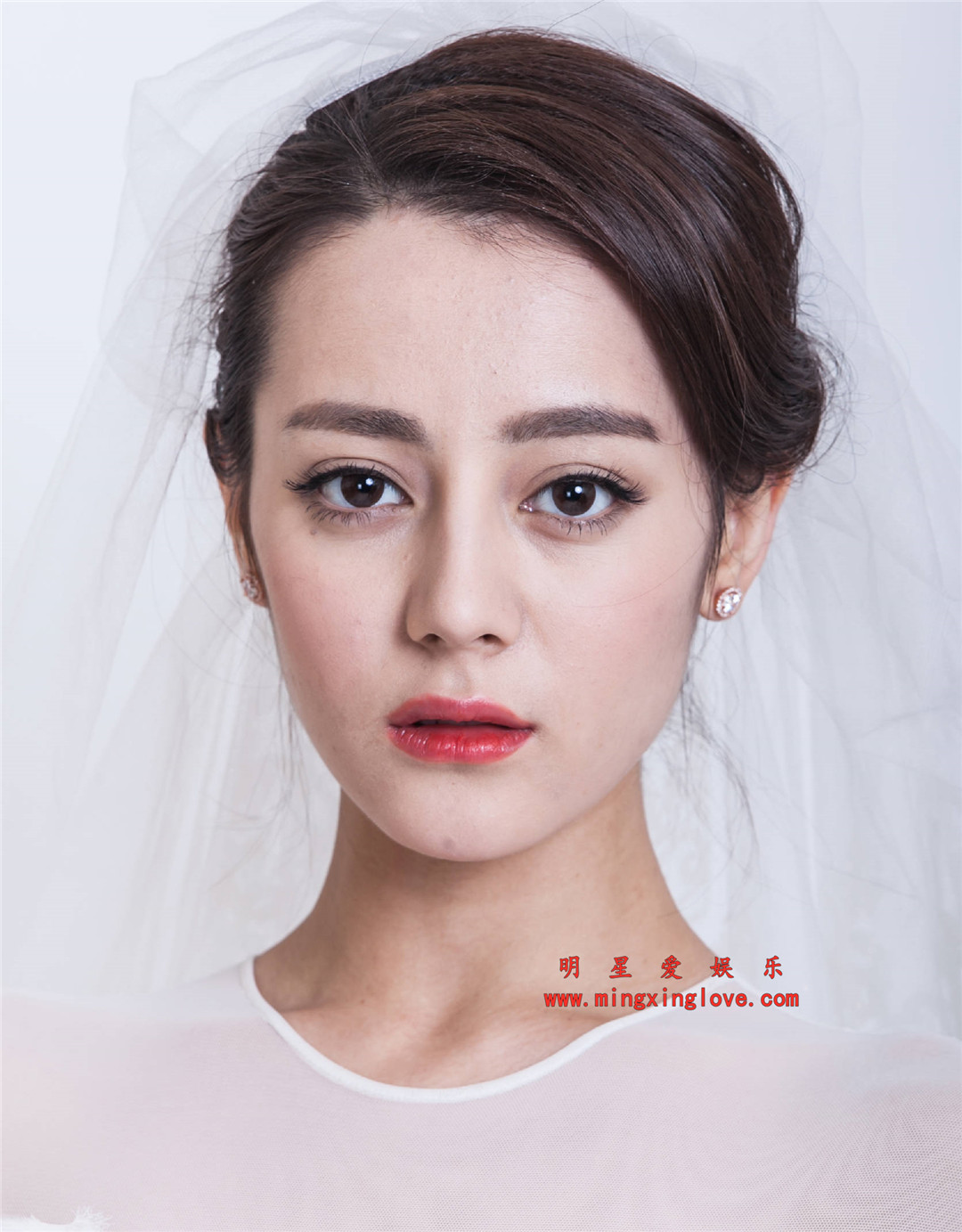 迪丽热巴为某时尚杂志拍摄的封面大片拍摄花絮,大长腿光脚高跟,放大可看清肌肤纹理,高清4K分辨率原图无修组图下载(至尊)-明星爱娱乐