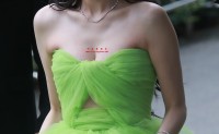 古力娜扎某活动路透照花絮照片，大尺度爆乳露胸绿裙，高清4K分辨率原图无修生图下载（至尊）