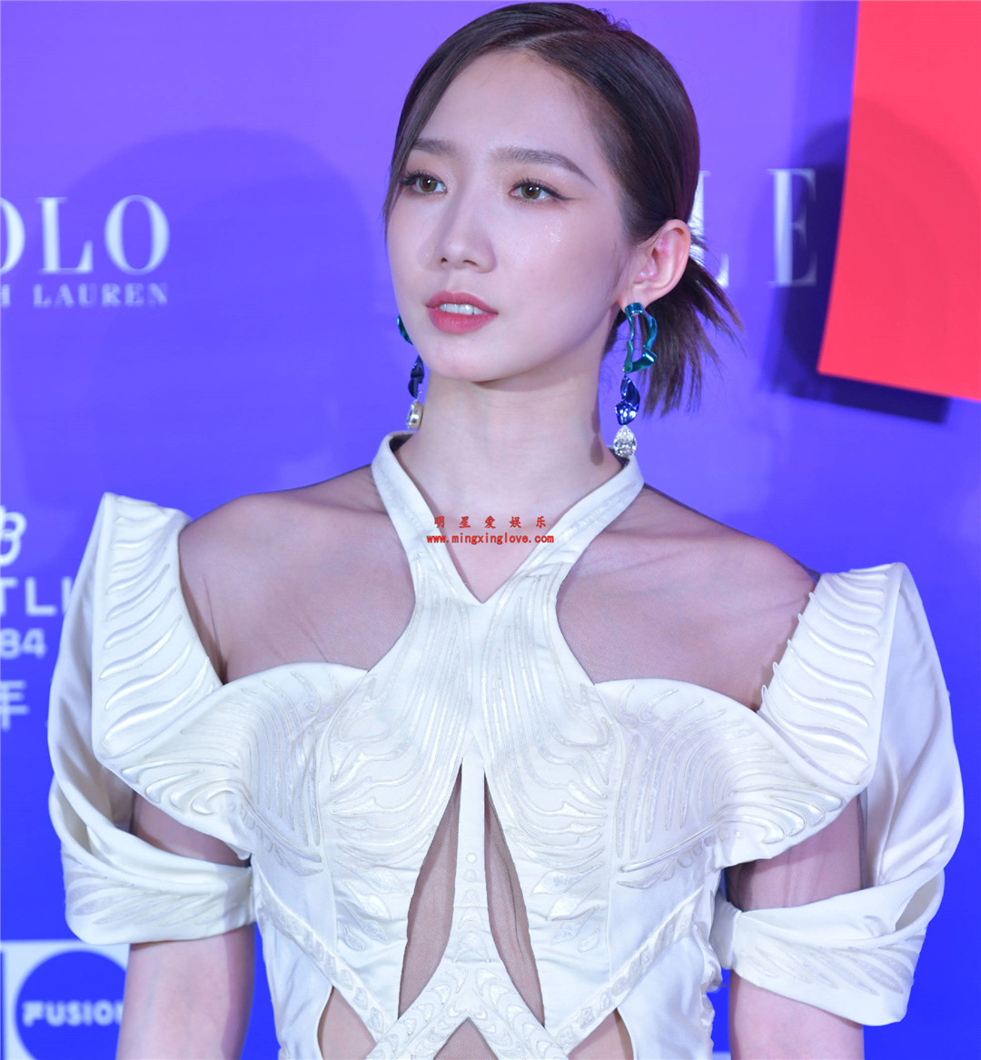 孟美岐参加某时尚活动上的走红毯花絮照片,大尺度透视镂空装,NIKON单反拍摄原图,高清4K分辨率原图无修生图下载(至尊)-明星爱娱乐