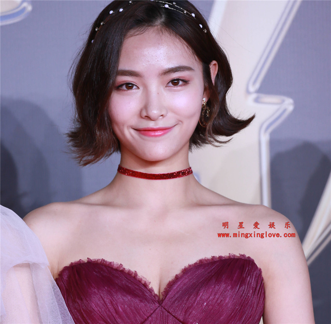 许佳琪参加某时尚活动上的红毯照花絮照片,大尺度露胸晚礼服,放大可看清肌肤纹理,高清4K分辨率原图无修生图下载(至尊)-明星爱娱乐