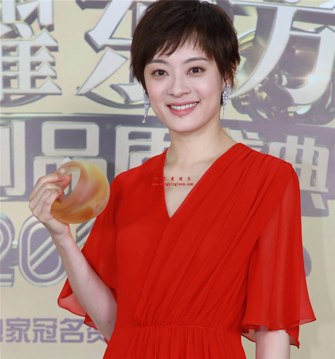 孙俪参加某电视剧颁奖盛典上的走红毯花絮照片,红裙光脚高跟造型,高清4K分辨率原图无修生图下载(至尊)-明星爱娱乐