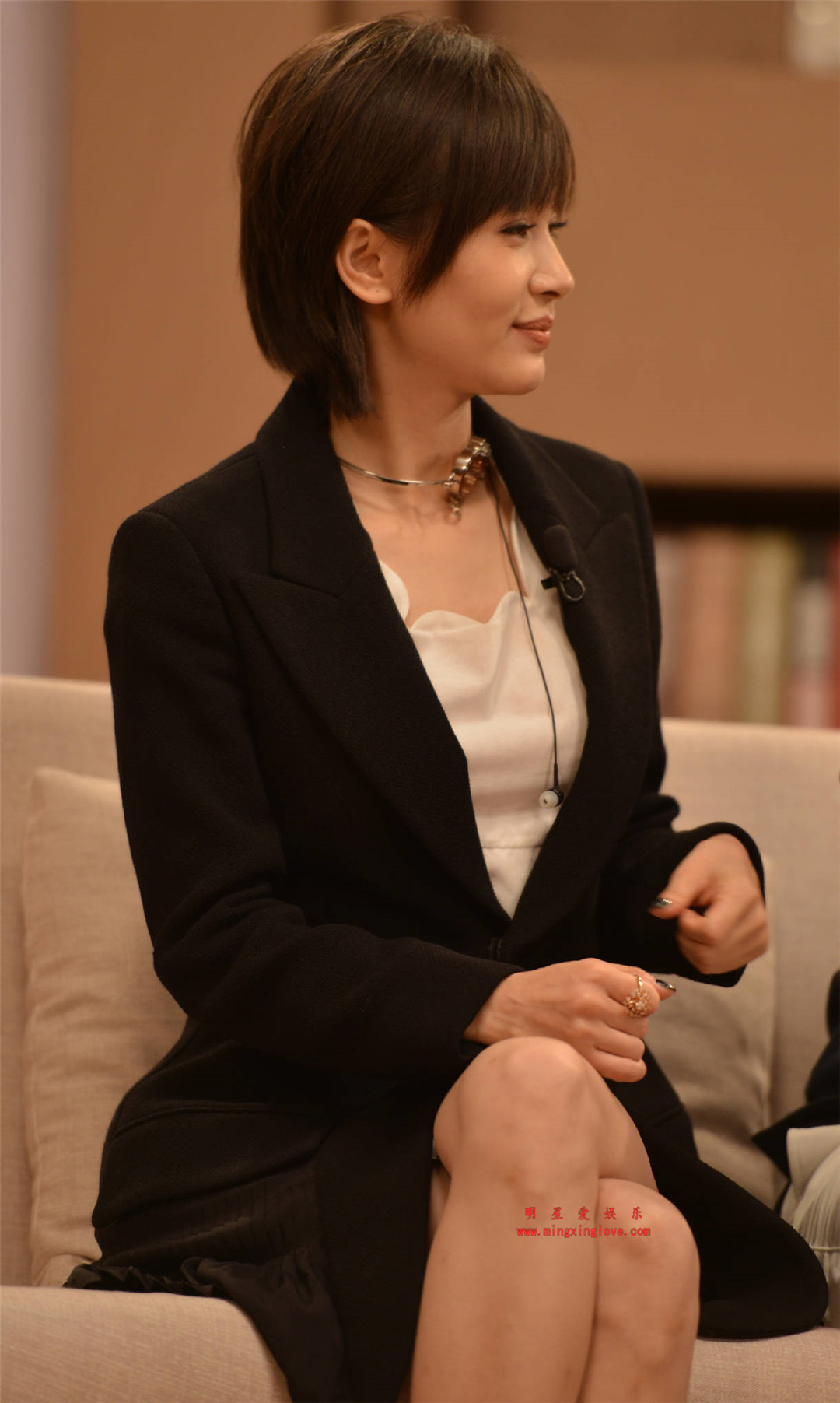 王子文参加《跨界歌王》的彩排花絮照片,短裙、光脚等各种造型,放大可看清肌肤纹理,高清4K分辨率原图无修生图下载-明星爱娱乐