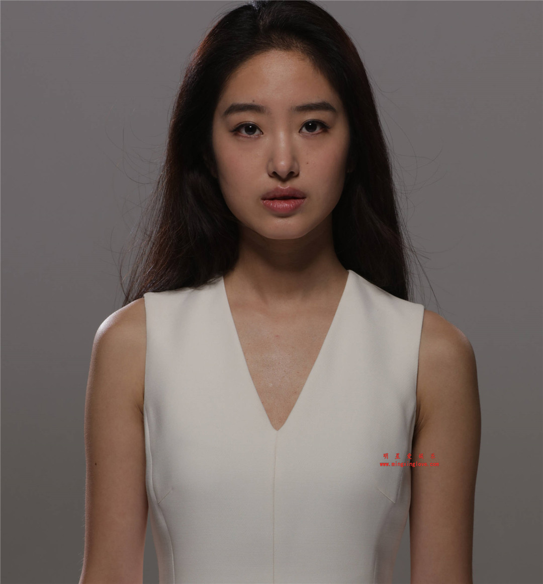 杨采钰为某电视剧拍摄的角色定妆照花絮照片,深V短裙造型,放大可看清肌肤纹理,高清4K分辨率原图无修生图下载(至尊)-明星爱娱乐