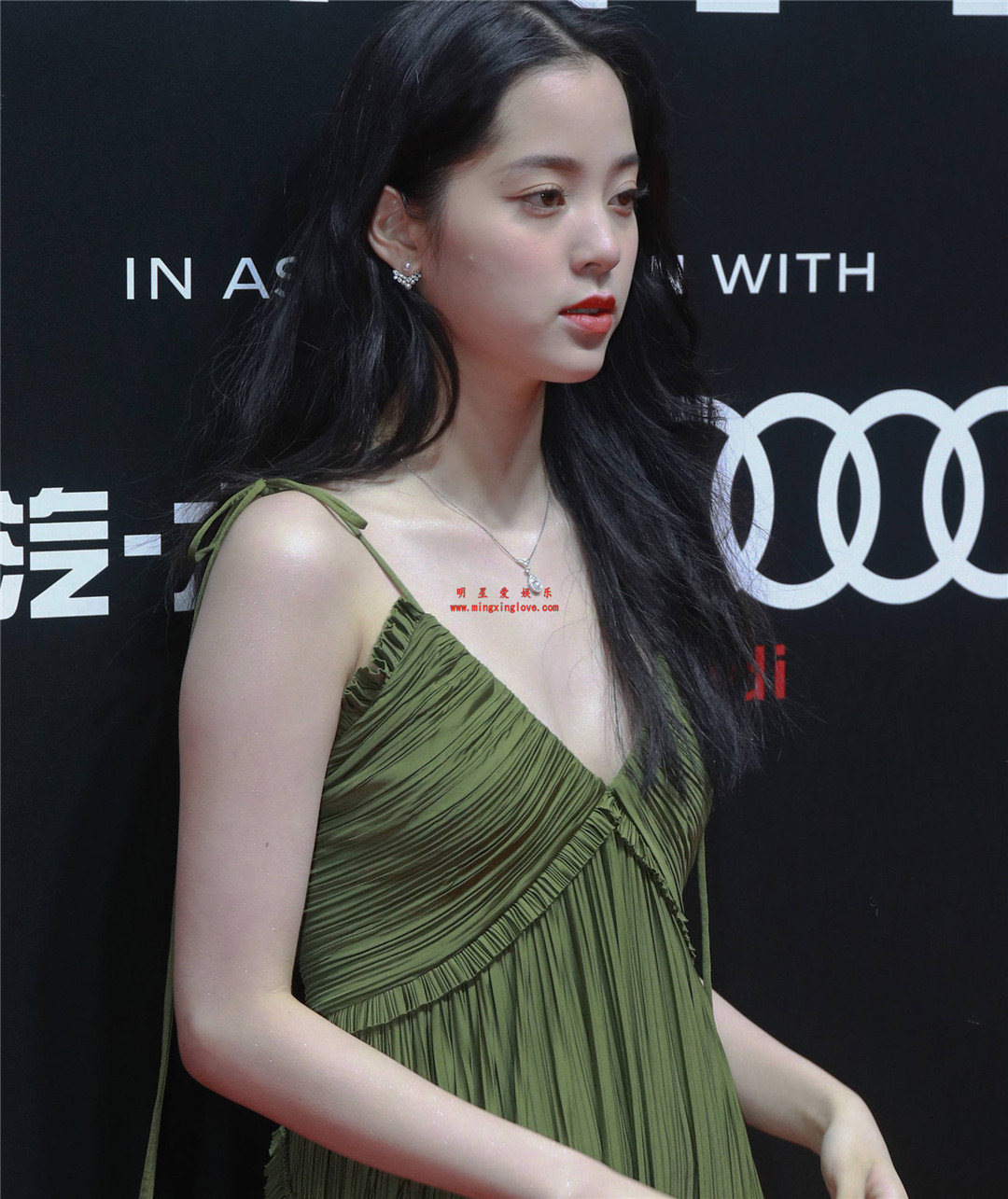 欧阳娜娜参加某汽车品牌新品发布会上的红毯花絮照,大尺度露胸开叉晚礼服,高清4K分辨率原图无修生图下载-明星爱娱乐