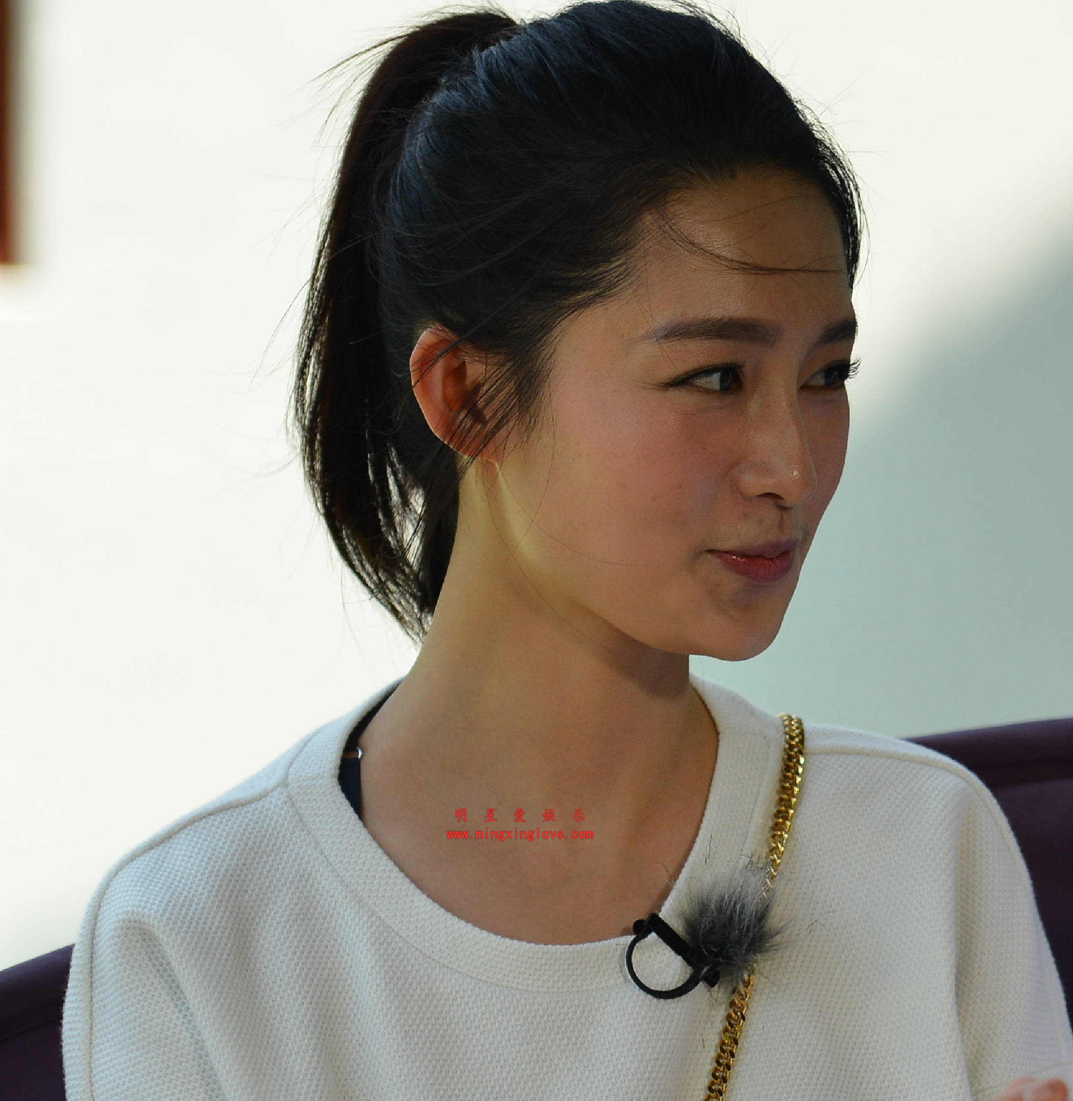 李沁参加某综艺节目上现场花絮照片,短裤光脚大长腿造型,高清4K分辨率原图无修生图下载(至尊)-明星爱娱乐