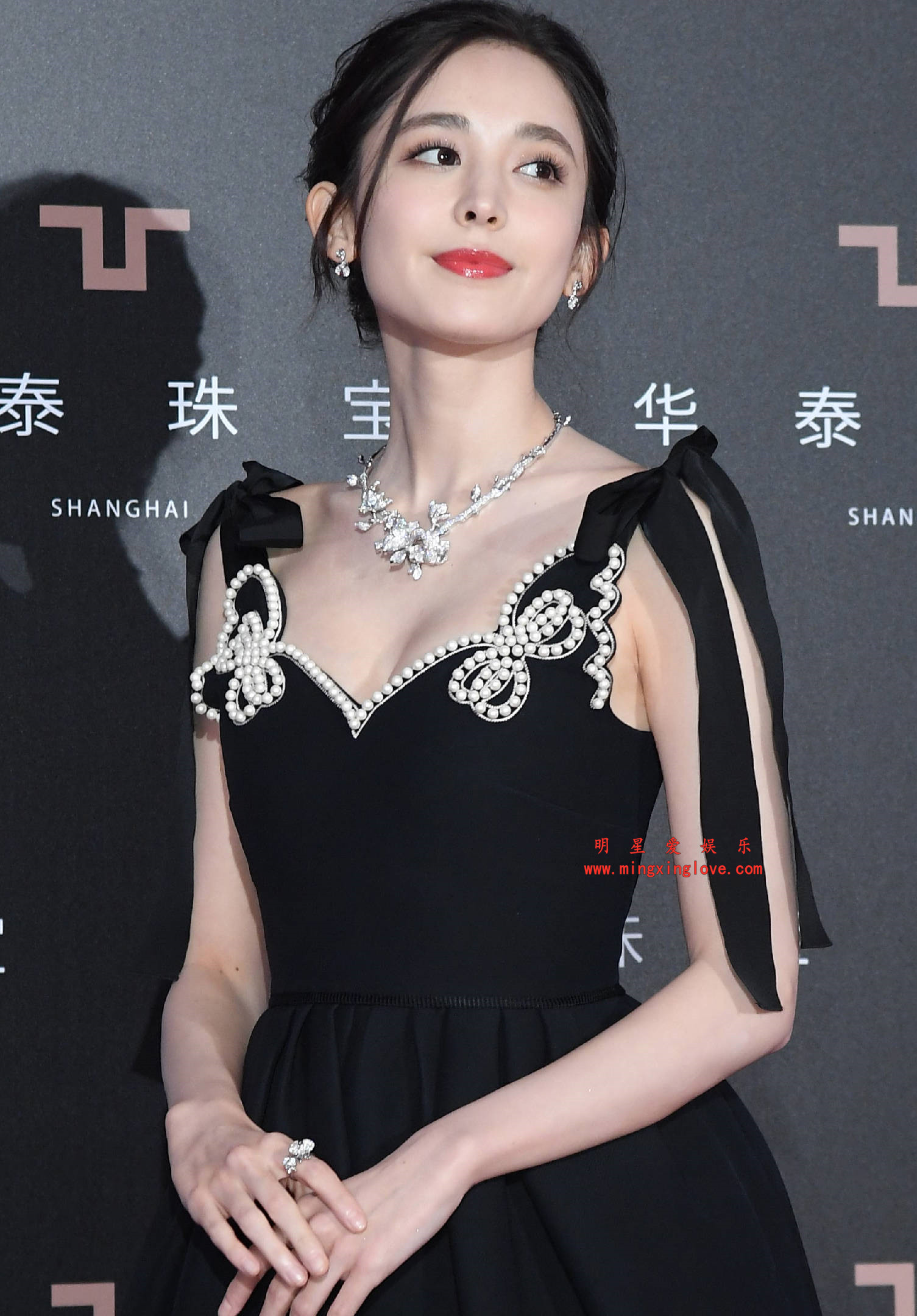 古力娜扎参加某品牌珠宝展红毯照片,露胸裙光脚高跟造型,高清4K分辨率原图无修生图下载-明星爱娱乐