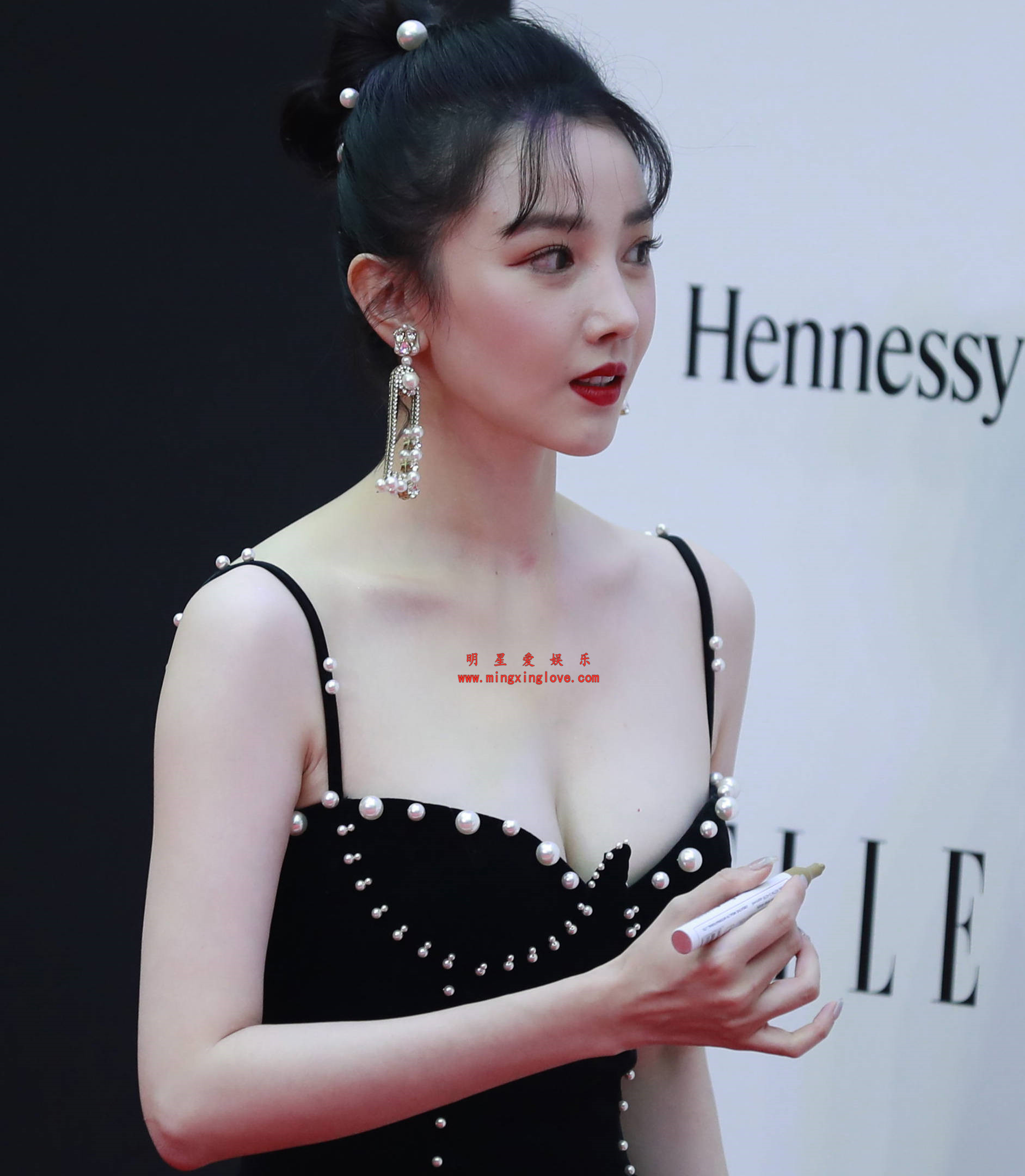 陈小纭参加ELLE时尚盛典走红毯花絮照，大尺度吊带露胸晚礼服，单张20M左右，高清4K分辨率原图无修生图下载（至尊）-明星爱娱乐