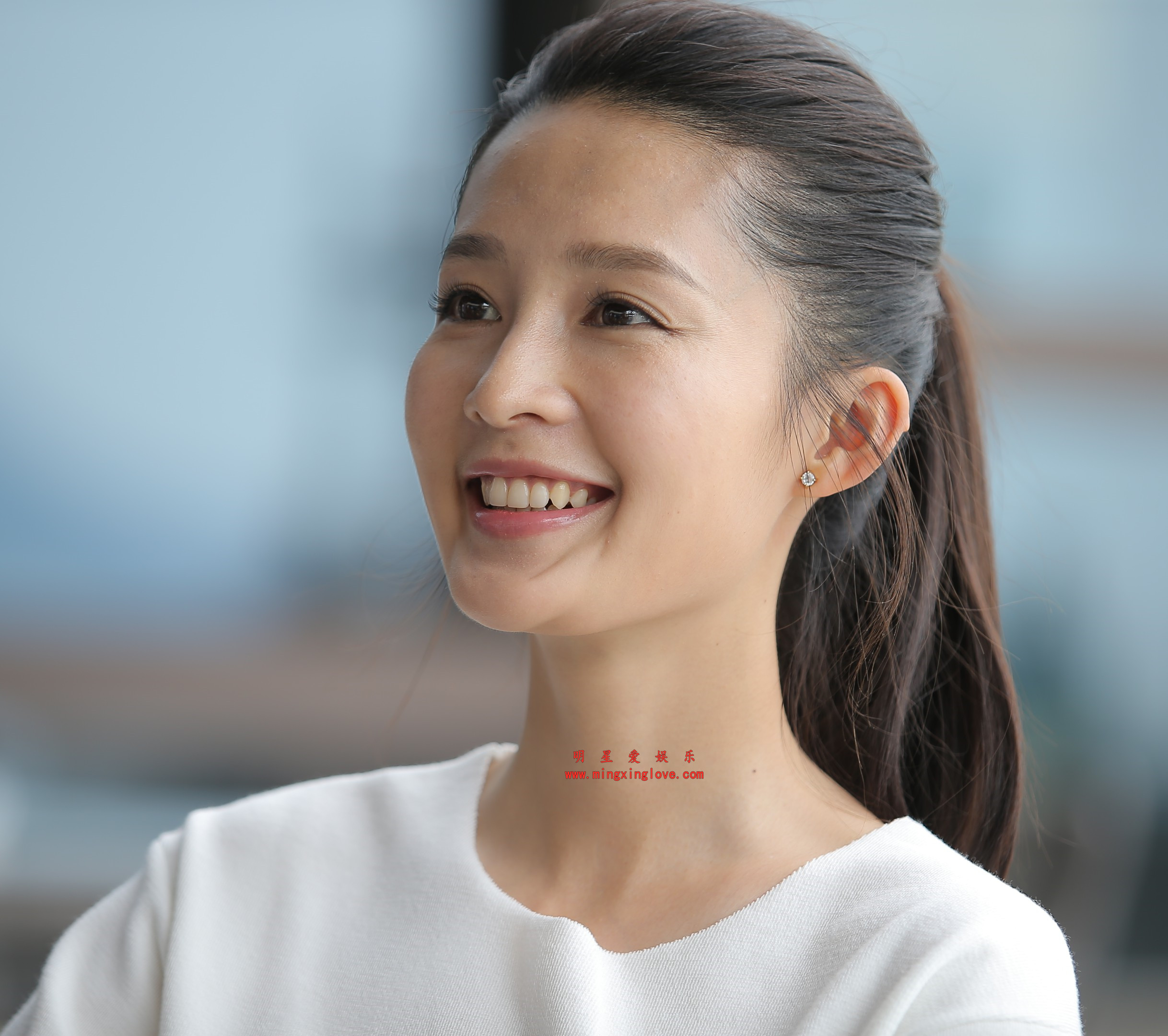 李沁拍摄某广告片现场花絮照,牛仔裤光脚造型,放大可看清肌肤纹理,高清4K分辨率原图无修生图下载(至尊)-明星爱娱乐