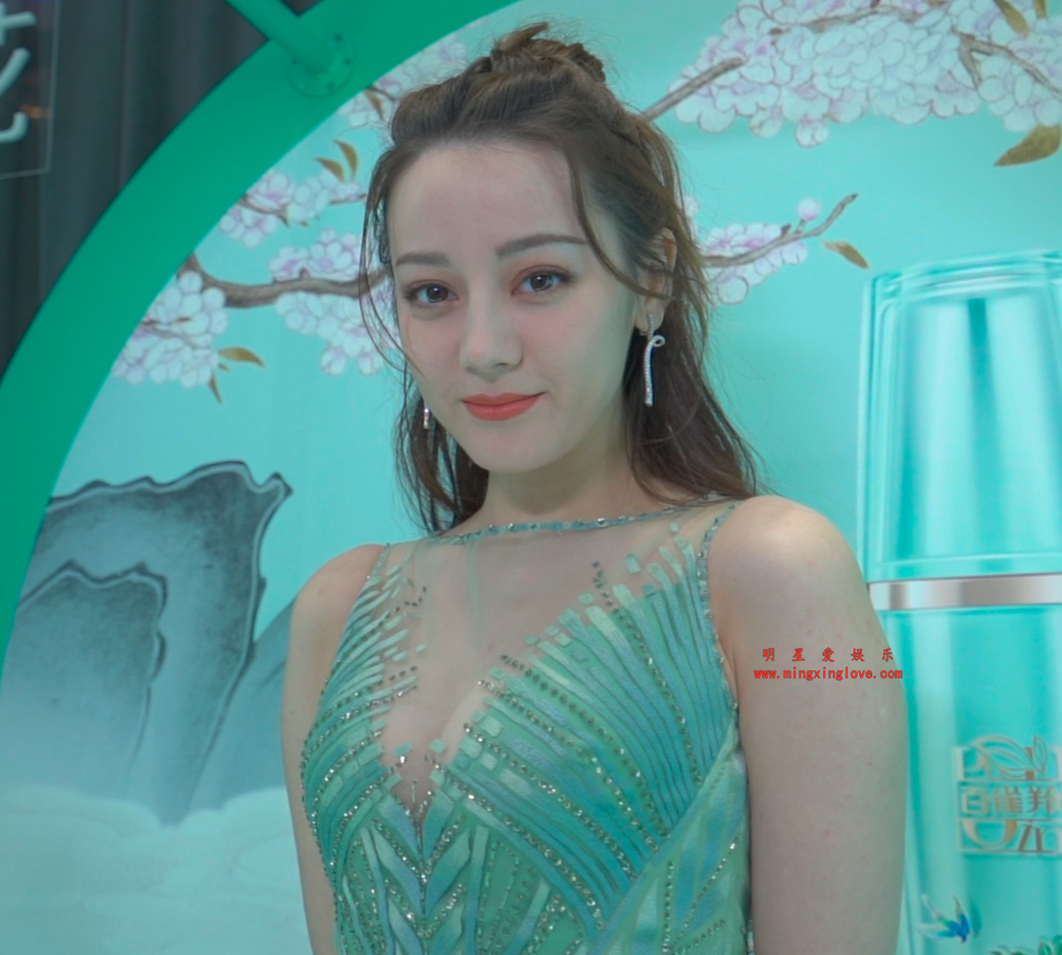 迪丽热巴百雀羚现场活动宣传视频,大尺度露胸爆乳礼服,高清4K分辨率原版视频下载(至尊)-明星爱娱乐