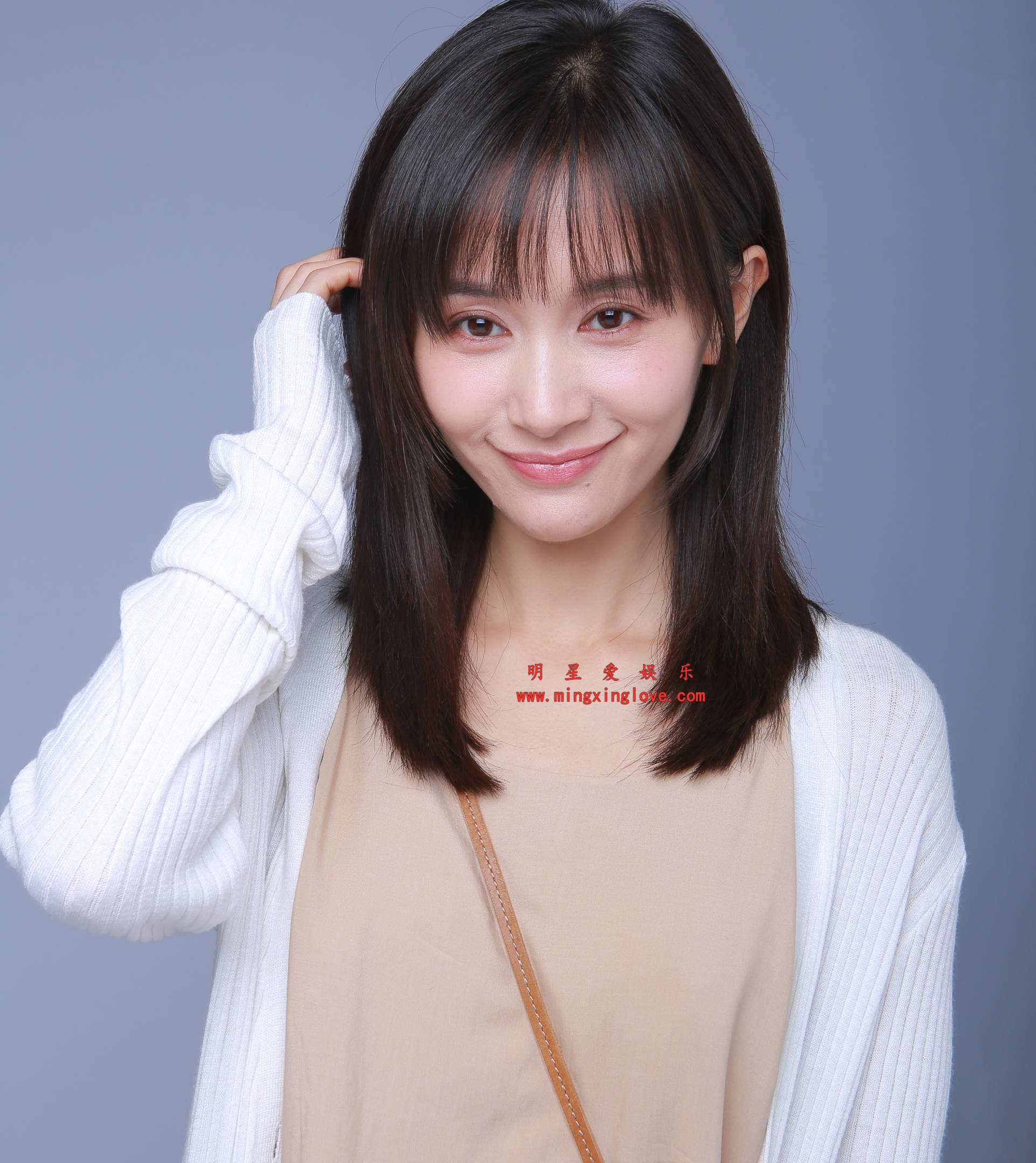 王子文拍摄某电视剧时的定妆照花絮照片,露肩、光脚等造型,放大可看清肌肤纹理,高清4K分辨率原图无修生图下载(至尊)-明星爱娱乐