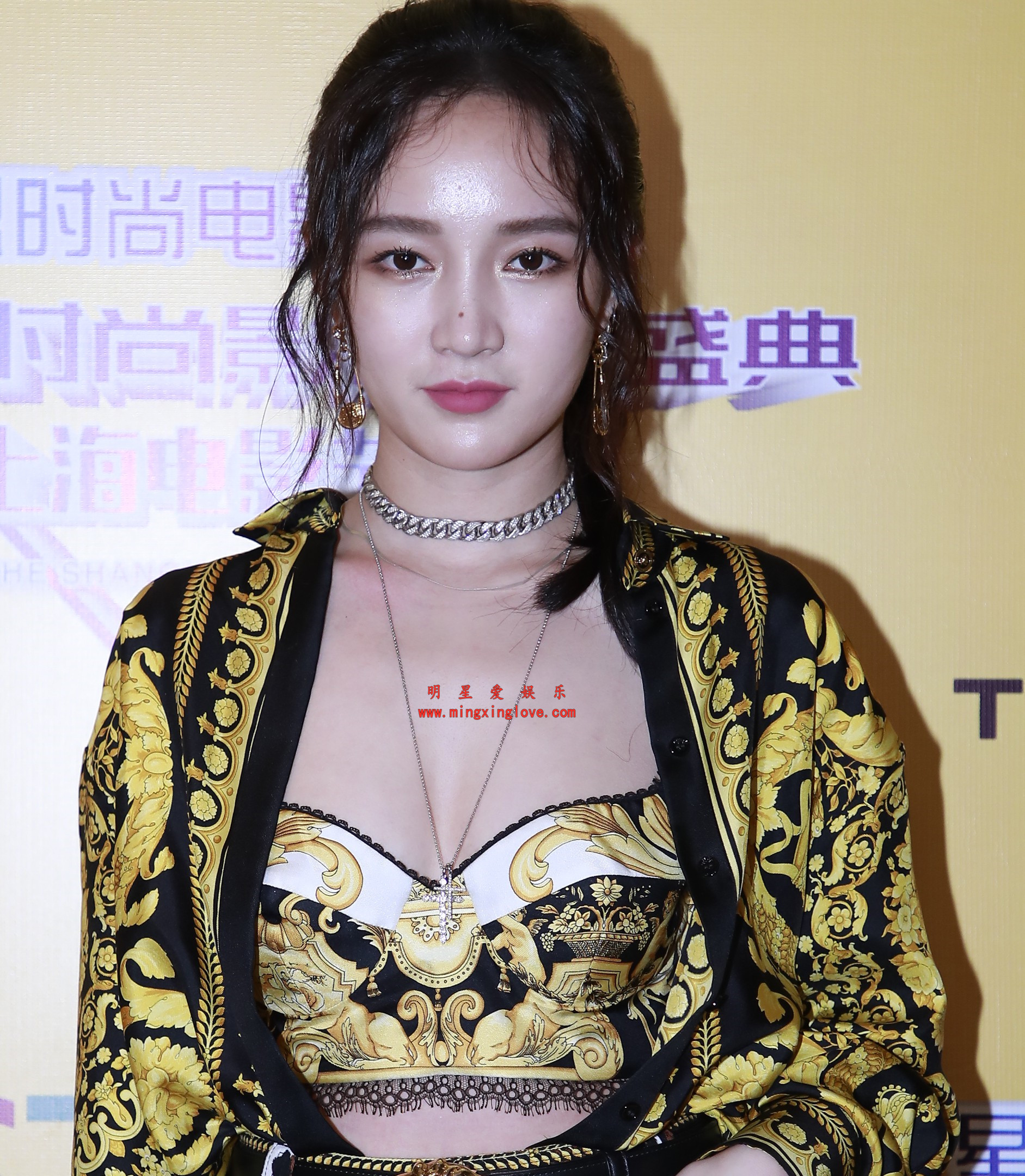孟佳参加某时尚活动红毯花絮照,性感露胸光脚高跟造型,高清4K分辨率原图无修生图下载(至尊)-明星爱娱乐