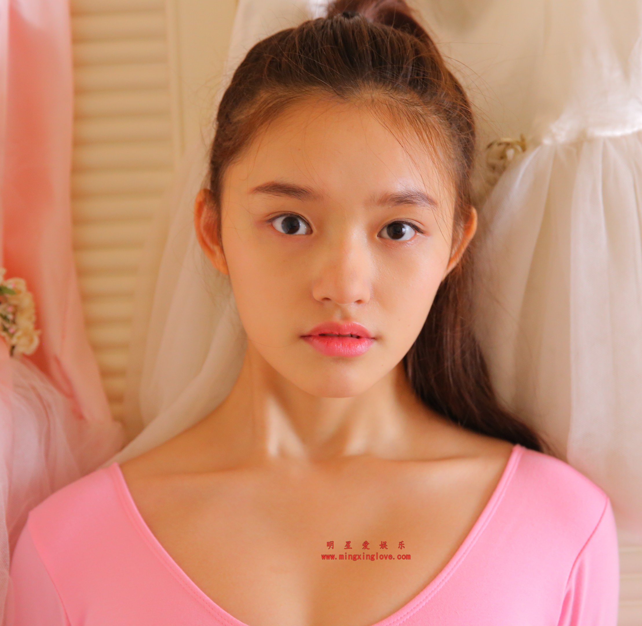 林允早期拍摄写真集花絮照片，体操服、透明丝袜造型，高清4K分辨率原图无修生图下载（至尊）-明星爱娱乐