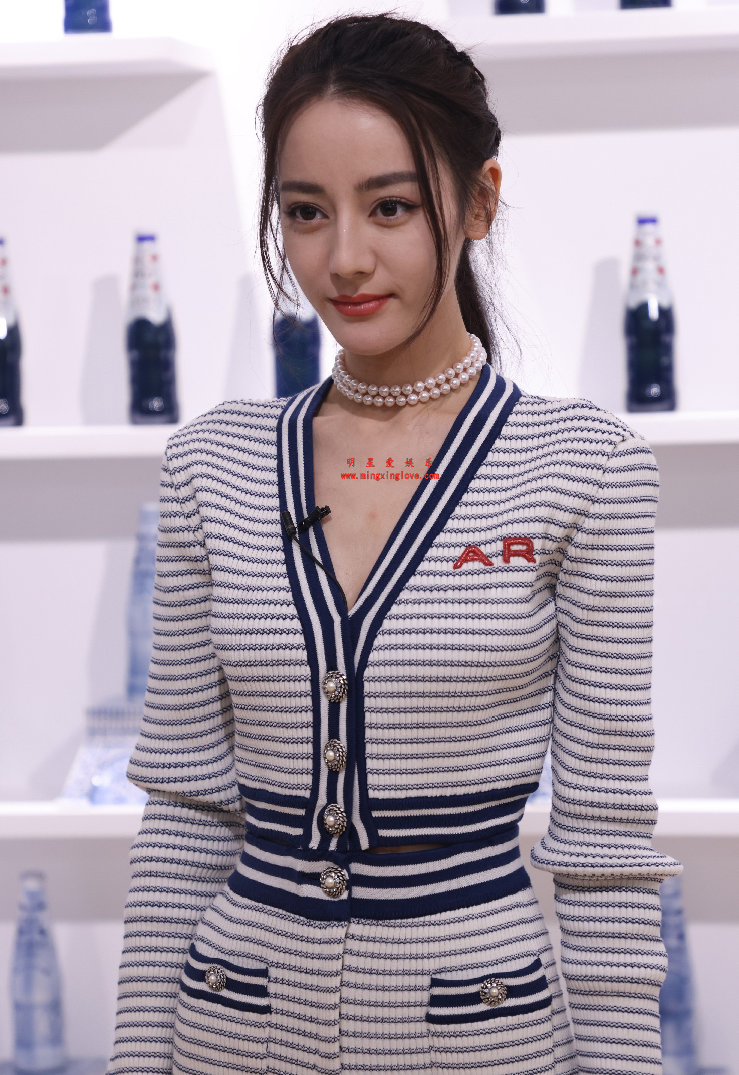 迪丽热巴参加某活动现场照，光脚高跟特写，放大可看清肌肤纹理，高清4K分辨率原图无修生图下载（至尊）-明星爱娱乐