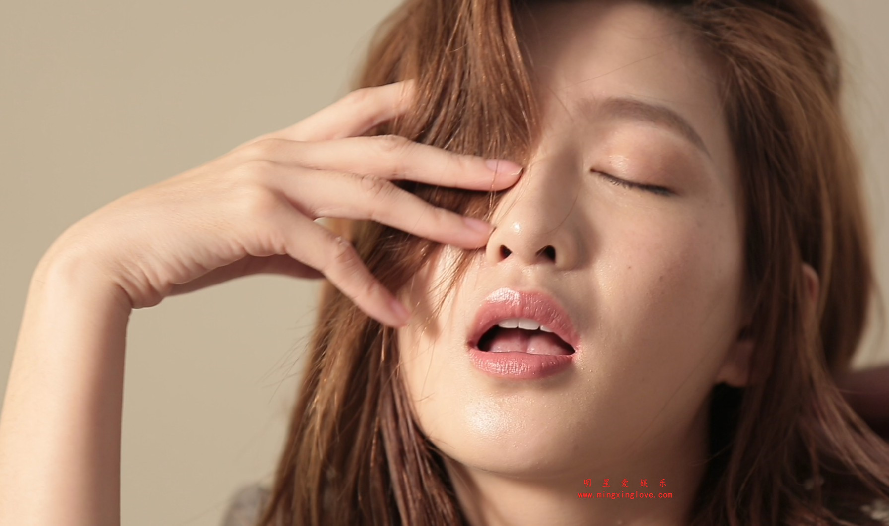 江疏影为某写真网拍摄的现场花絮视频,性感露肩、光脚高跟等造型,高速摄像机高清原版视频下载(至尊)-明星爱娱乐