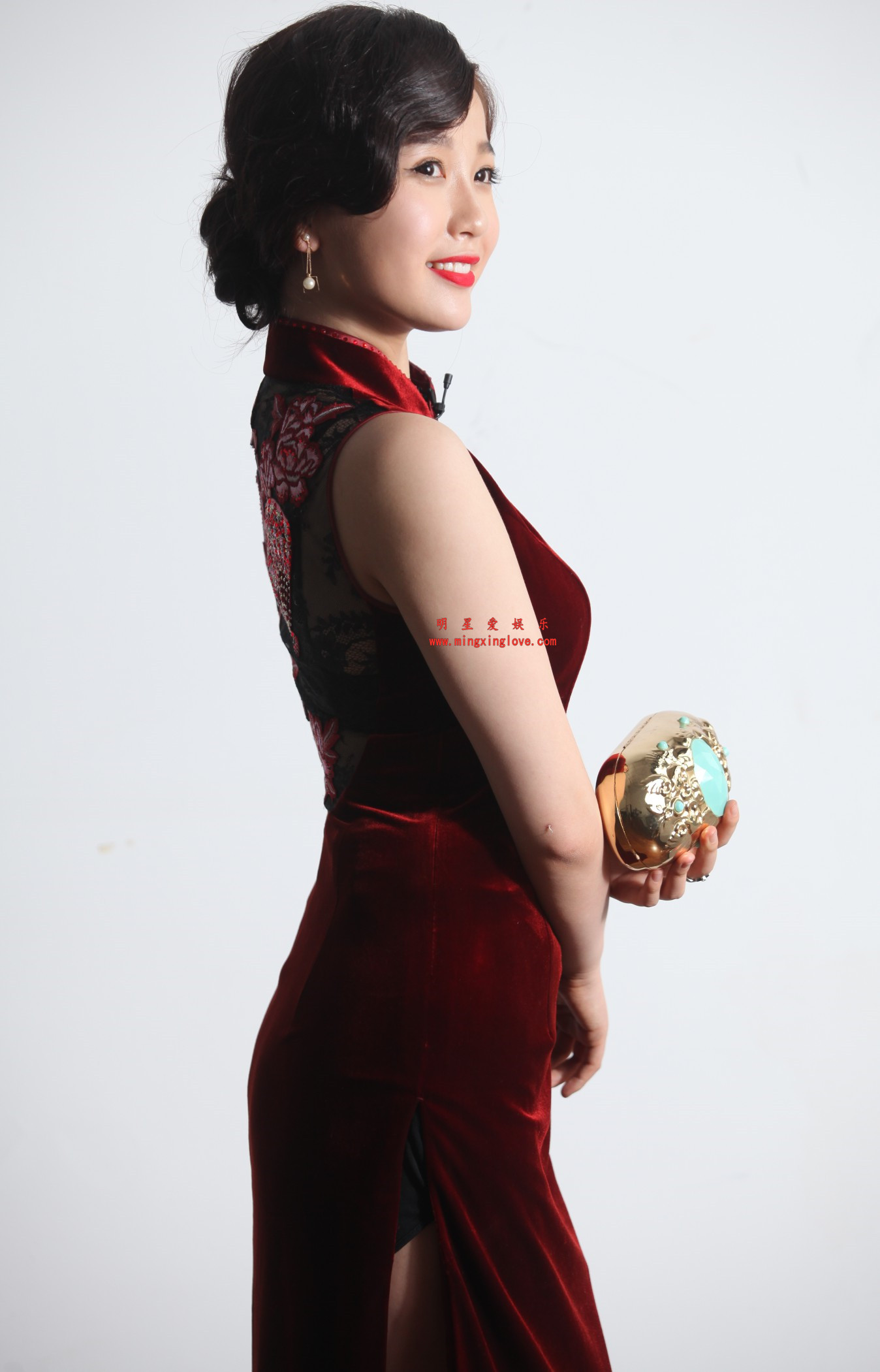 虞书欣参加某综艺节目定妆照及现场表演花絮照片,旗袍、露胸、光脚高跟等造型,高清4K分辨率原图无修生图下载(至尊)-明星爱娱乐