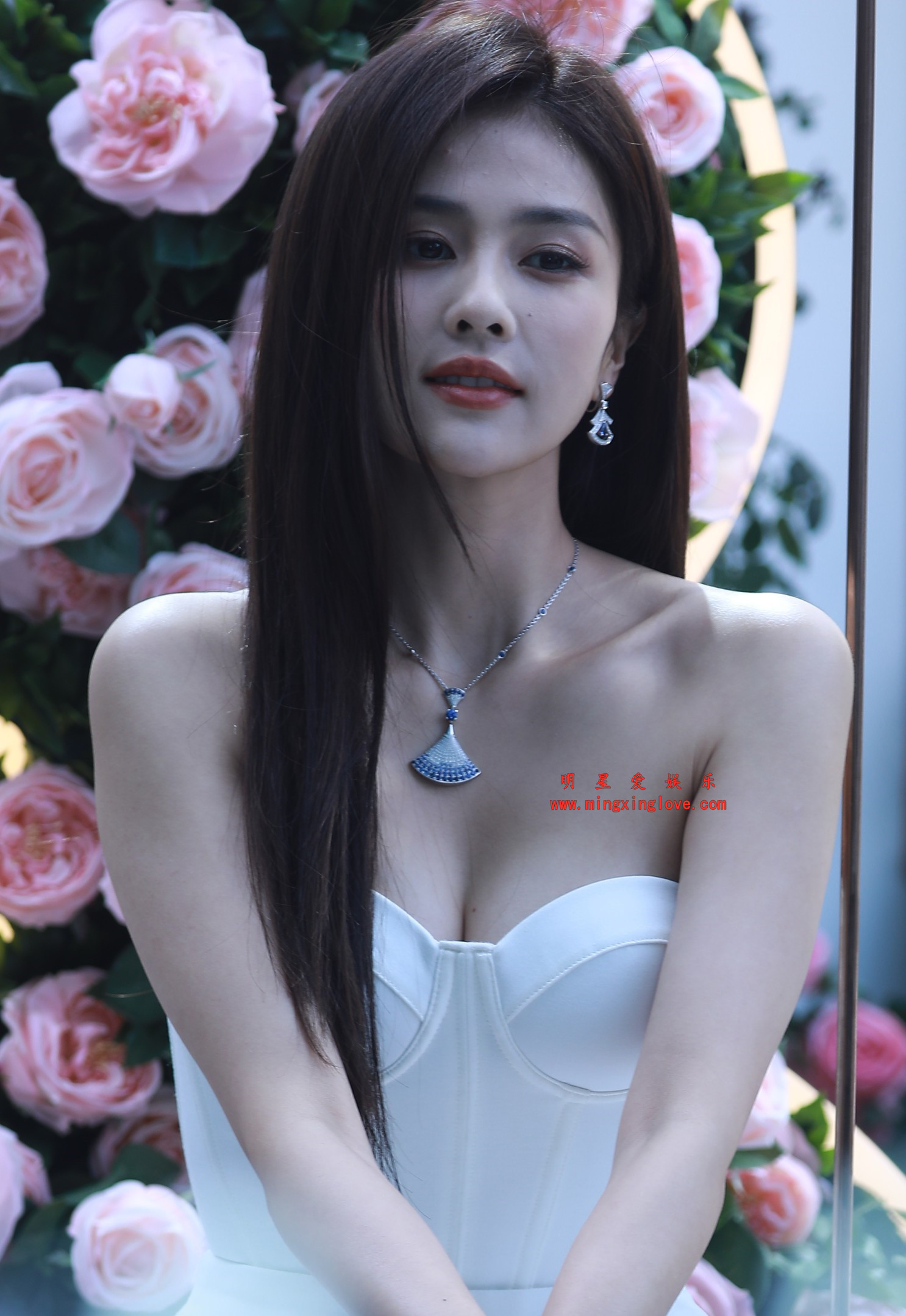 白鹿参加宝格丽时尚活动第二套图花絮照片,大尺度露胸爆乳造型,放大可看清肌肤纹理,高清4K分辨率原图无修生图下载(至尊)-明星爱娱乐