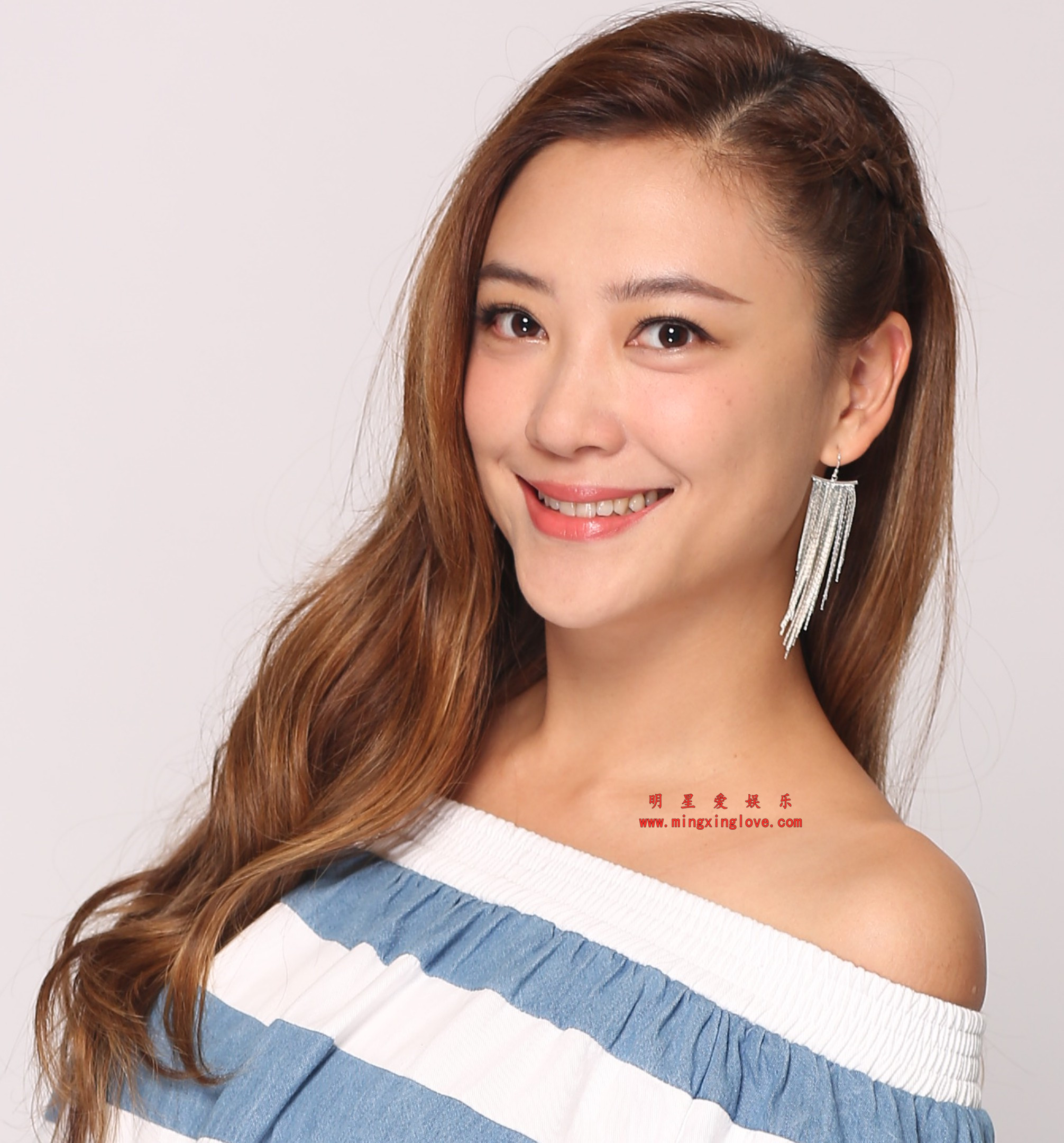应采儿、沈梦辰、张柏芝参加某综艺节目时拍摄的定妆照花絮照片、露肩、光脚高清等造型，高清4K分辨率原图无修生图下载-明星爱娱乐