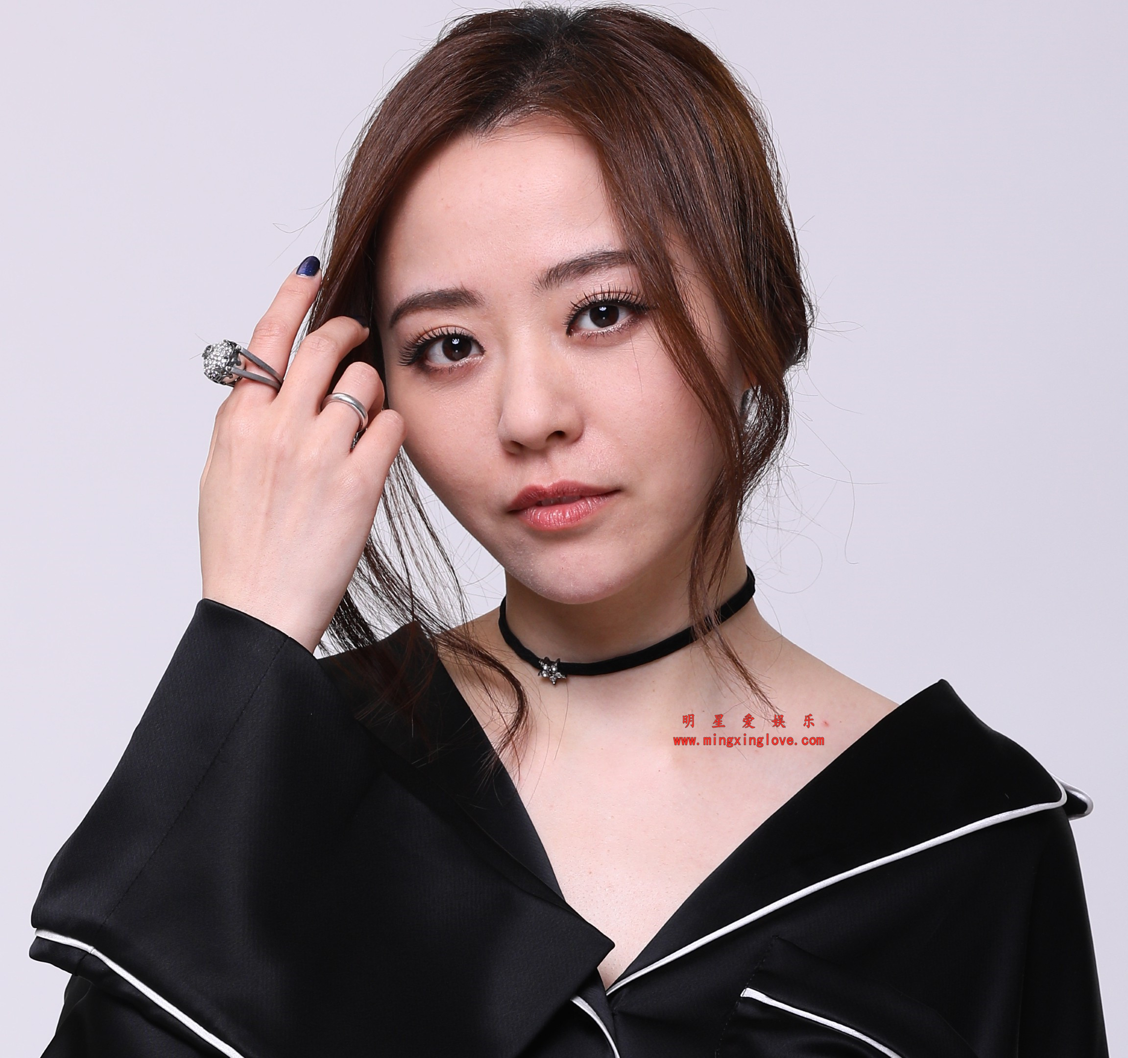 张靓颖综艺节目《天赐的声音》定妆照花絮照片，黑丝高跟等造型，放大可看清肌肤纹理，高清4K分辨率原图无修生图下载（至尊）-明星爱娱乐