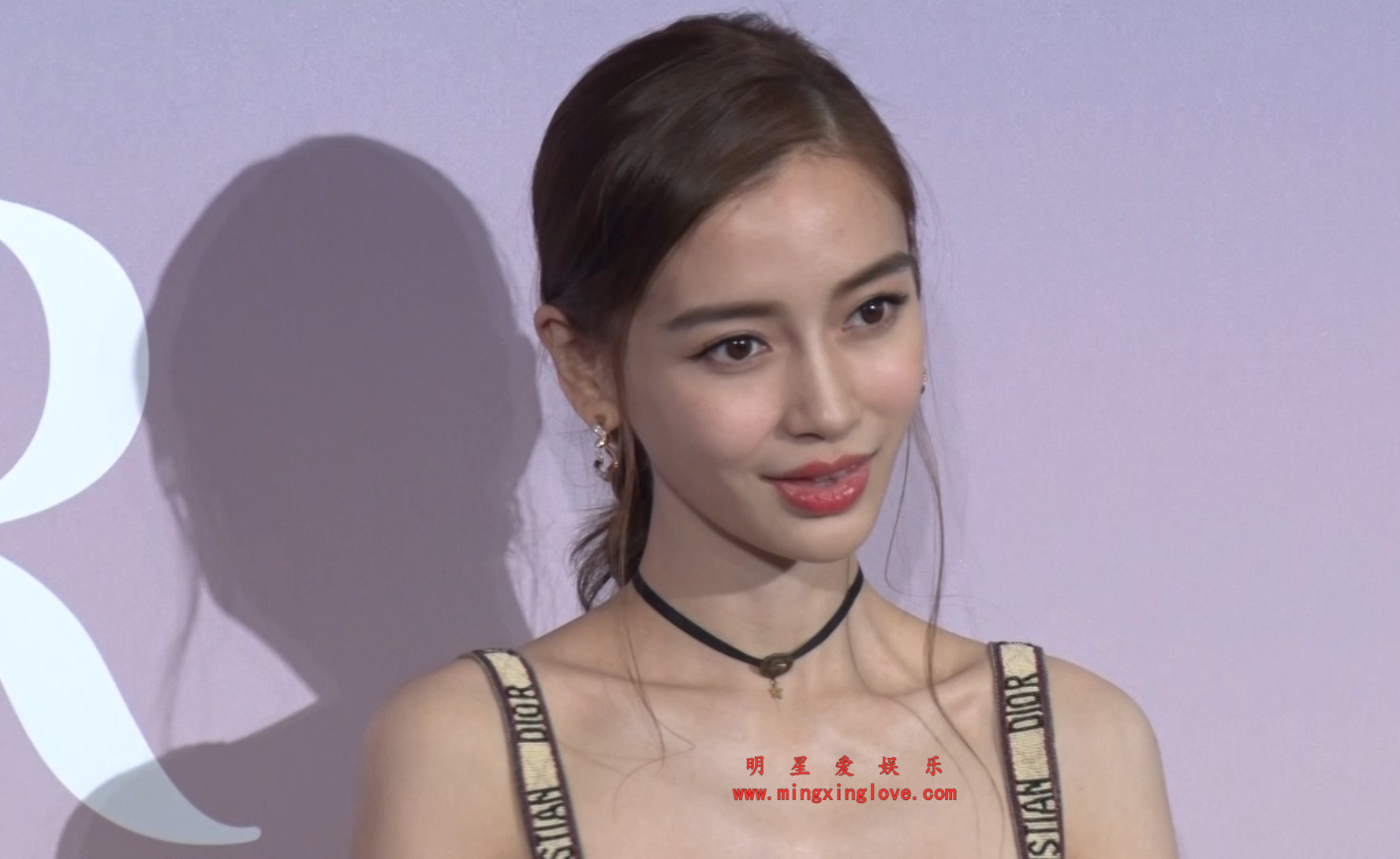 Angelababy参加DIOR发布会现场视频,大尺度吊带露胸裙,高清4K分辨率原版无修视频下载(至尊)-明星爱娱乐