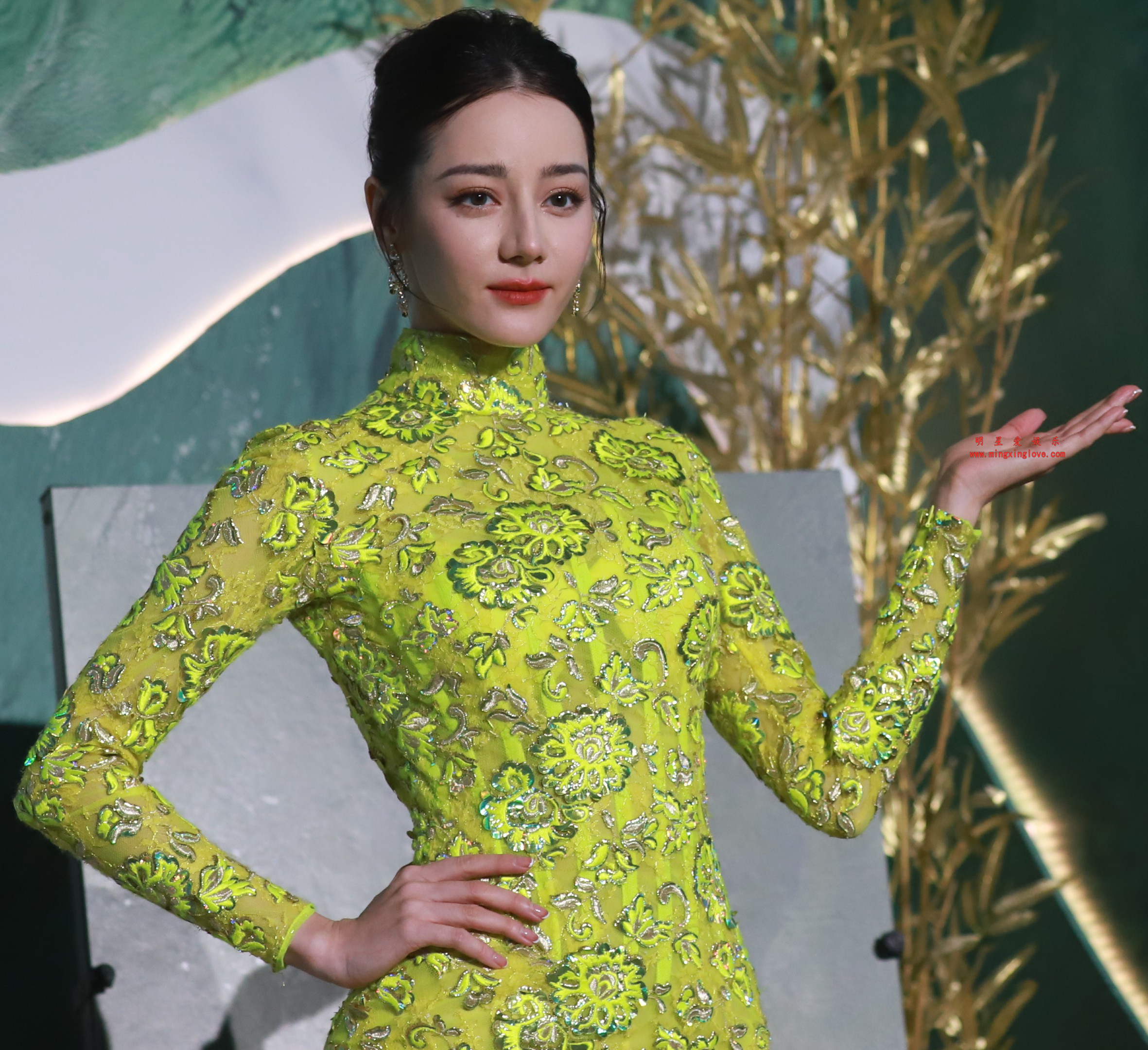 迪丽热巴冠珠瓷砖发布会现场花絮照片,国风金色旗袍造型,高清4K分辨率原图无修生图下载(至尊)-明星爱娱乐
