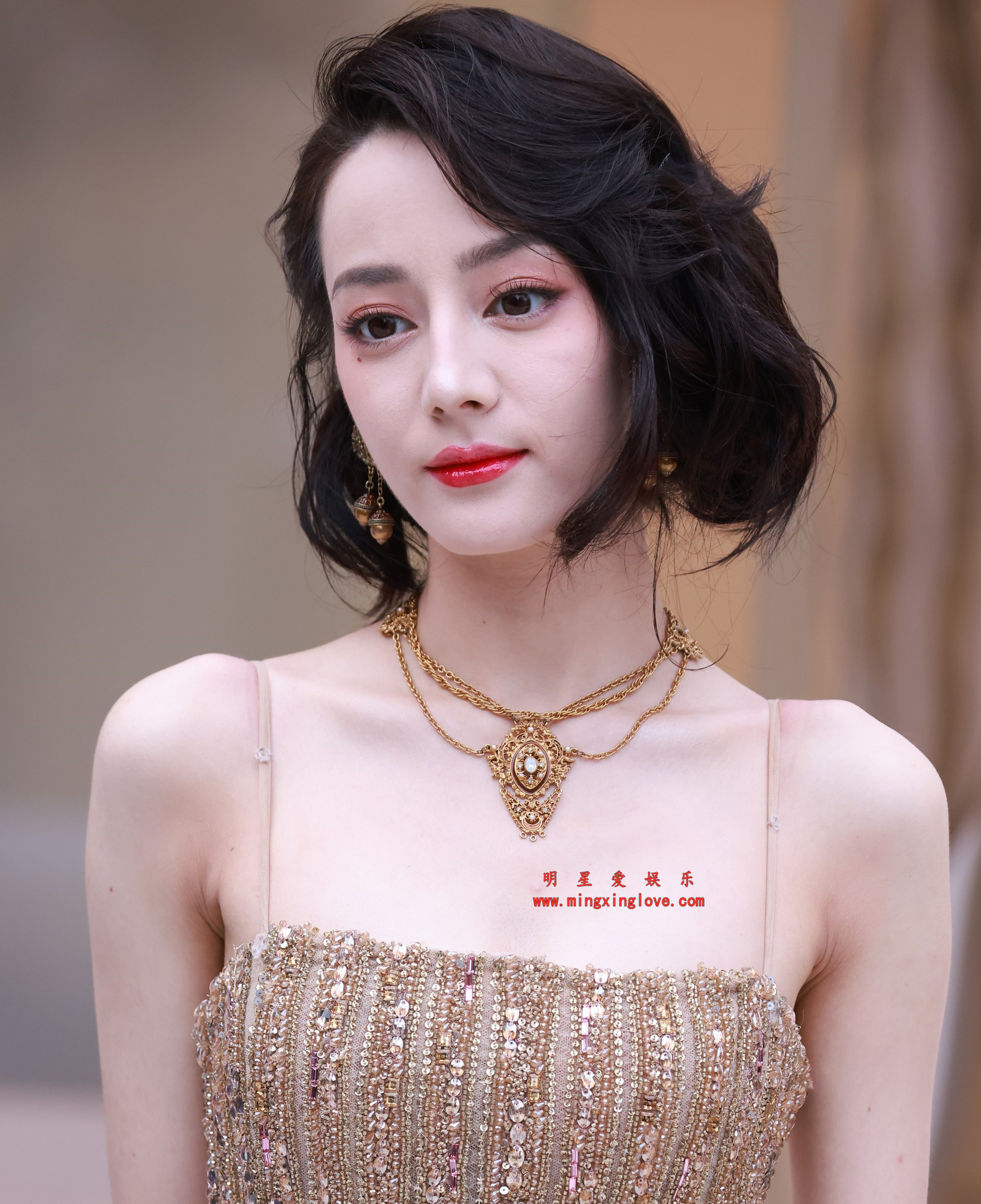 迪丽热巴参加某品牌发布会现场花絮照片,大尺度吊带露背礼服,高清8K分辨率原图无修生图下载(至尊)-明星爱娱乐