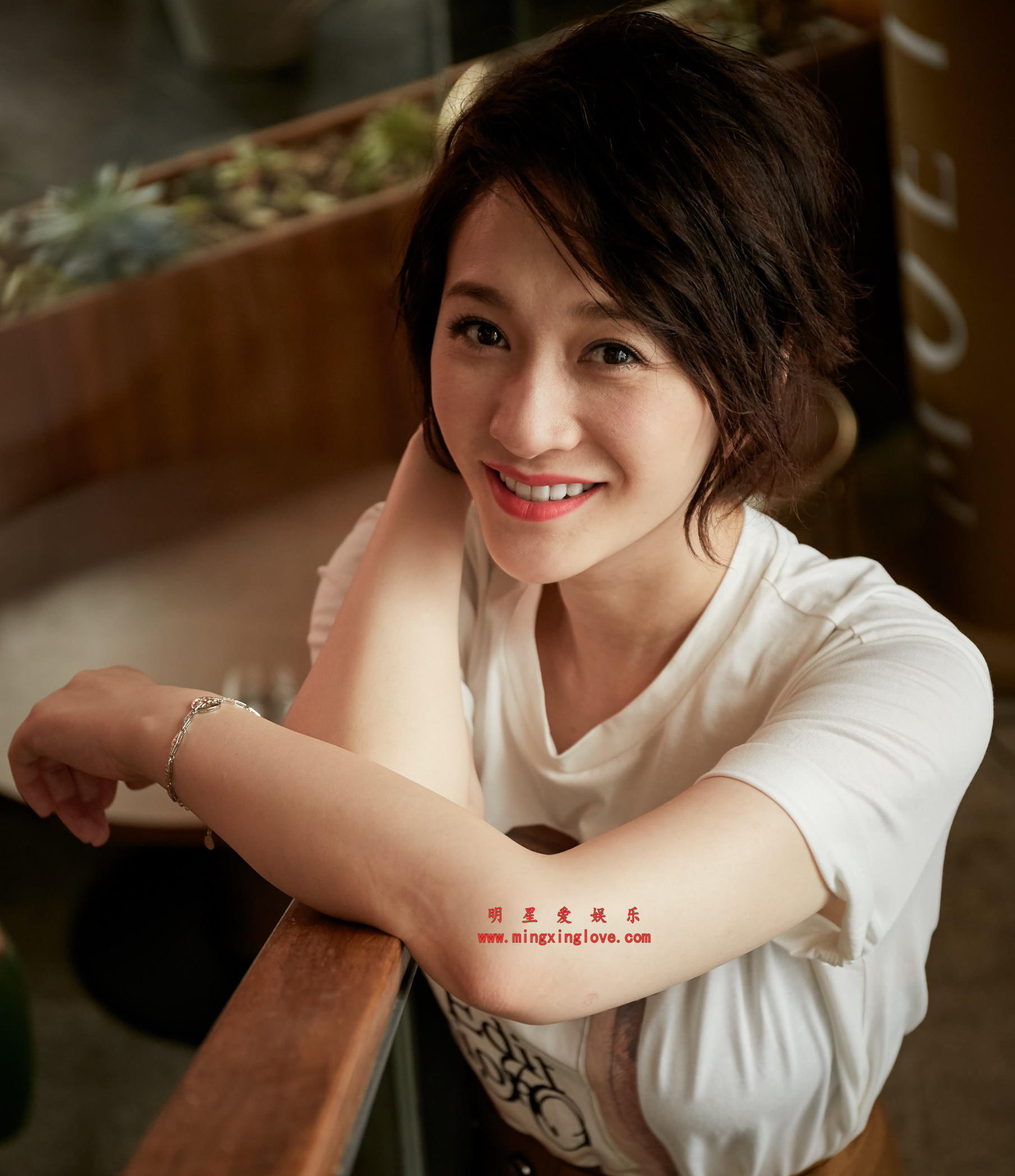 李小冉为某时尚网拍摄的写真照花絮照片,短裙光脚高跟等造型,高清4K分辨率原图无修生图下载(至尊)-明星爱娱乐