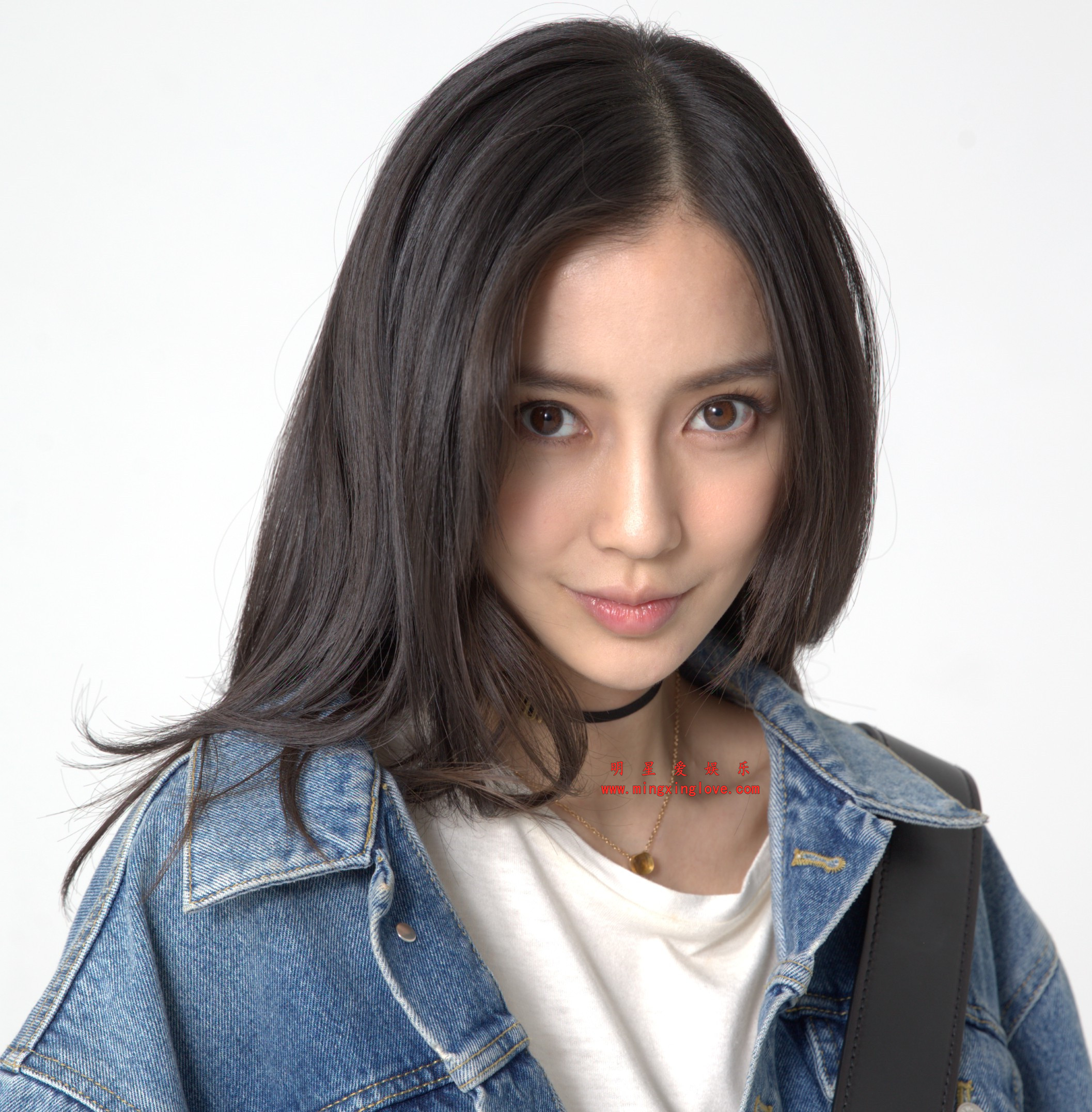 Angelababy某电视剧定妆照花絮照片,透明裙、露肩、光脚造型,放大可看清肌肤纹理,高清4K分辨率原图无修生图下载(至尊)-明星爱娱乐