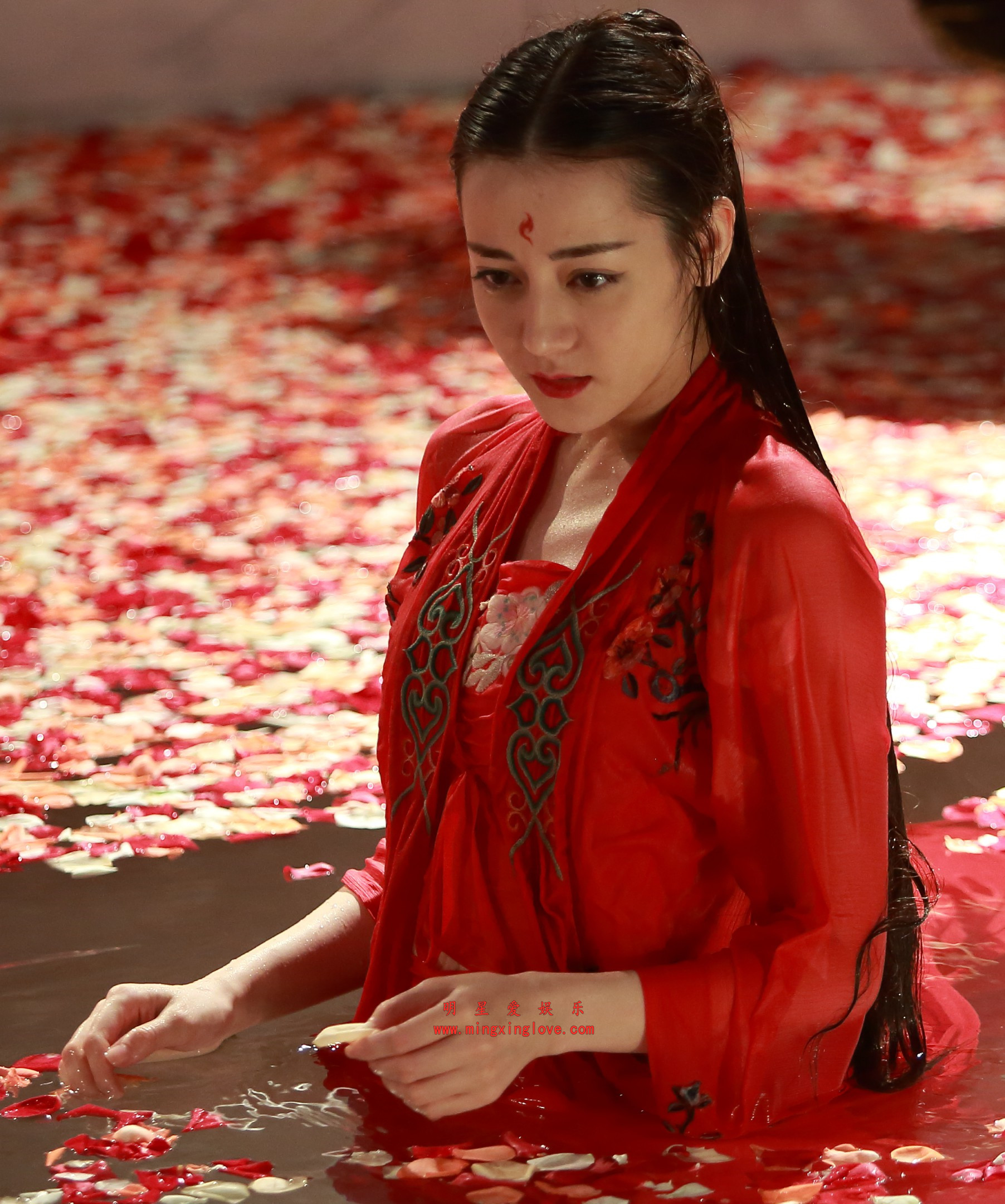 迪丽热巴电视剧《三生三世》凤九现场剧照花絮照片,剧中各种造型,放大可看清肌肤纹理,高清4K分辨率原图无修生图下载(至尊)-明星爱娱乐