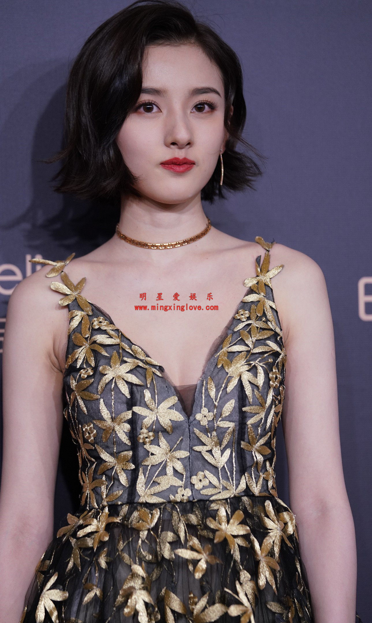宋祖儿COSMO时尚盛典红毯花絮照片,大尺度吊带露胸礼服,放大可看清肌肤纹理,高清8K分辨率原图无修生图下载(至尊)-明星爱娱乐