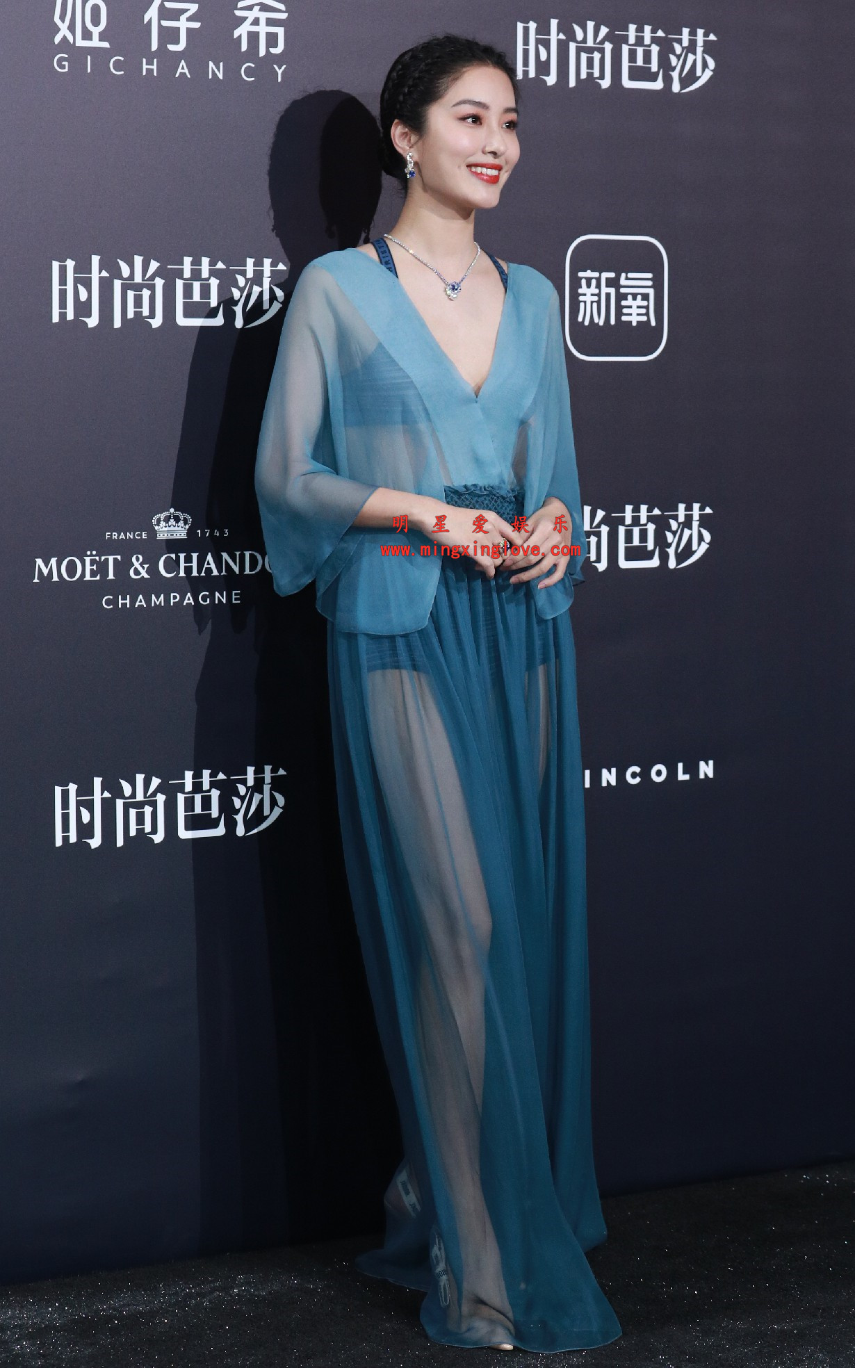 杨采钰参加某时尚盛典红毯花絮照片，大尺度透视薄纱露胸裙，高清4K分辨率原图无修生图下载（至尊）-明星爱娱乐