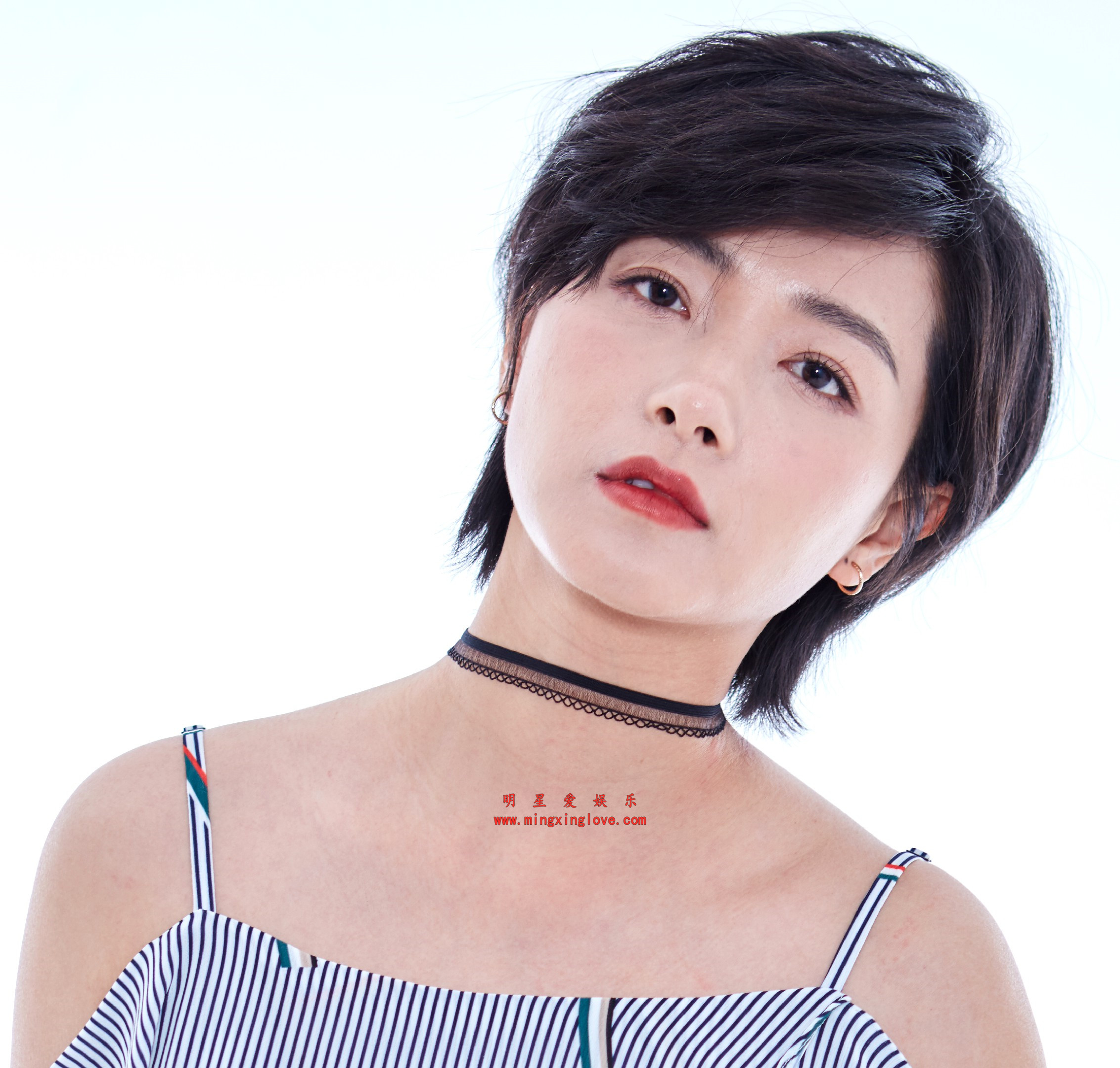 万茜为某时尚网拍摄封面大片花絮照,性感吊带装,放大可看清肌肤纹理,高清8K分辨率原图无修生图下载(至尊)-明星爱娱乐