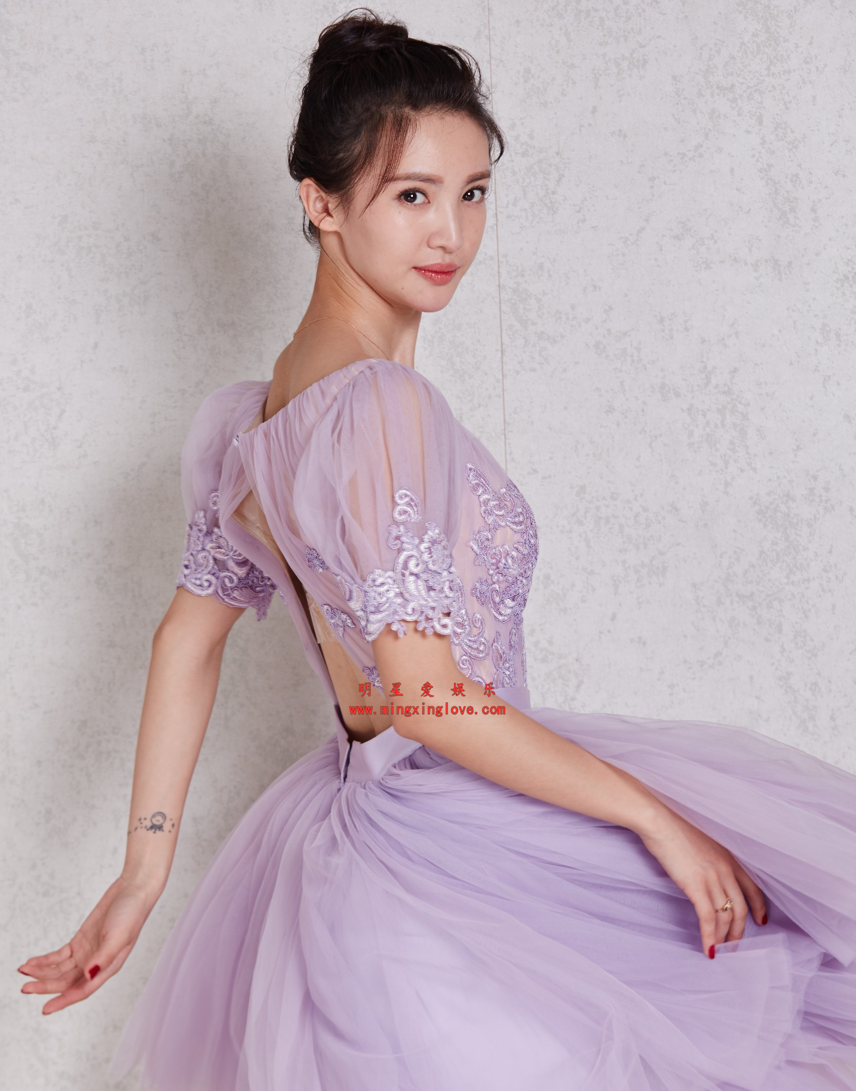 金晨拍摄某写真现场花絮照片,性感短裙、光脚高跟造型,放大可看清肌肤纹理,高清8K分辨率原图无修生图下载(至尊)-明星爱娱乐