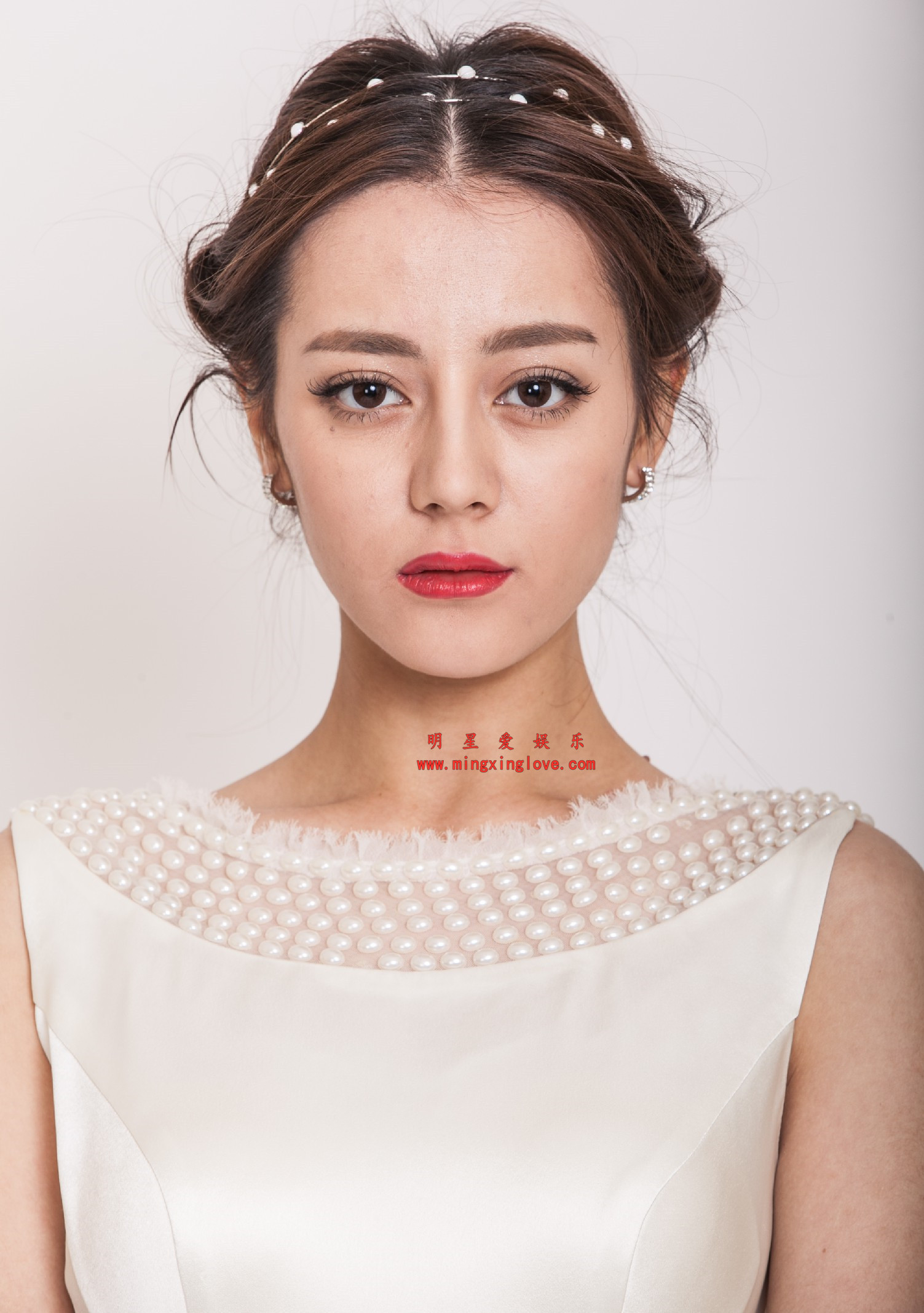 迪丽热巴拍摄电影《21克拉》定妆照花絮照片,露肩、光脚高跟、薄纱裙等十多种时尚造型,放大可看清肌肤纹理,高清4K分辨率原图无修生图下载(至尊)-明星爱娱乐