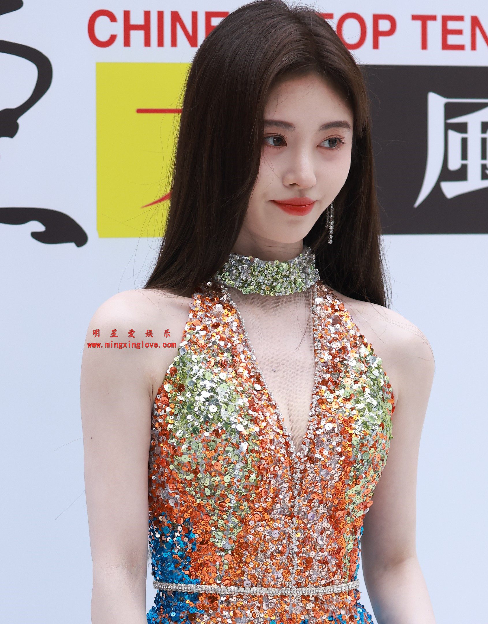 鞠婧祎东方风云榜音乐盛典红毯花絮照片,大尺度深V露胸礼服,高清8K分辨率原图无修生图下载(至尊)-明星爱娱乐