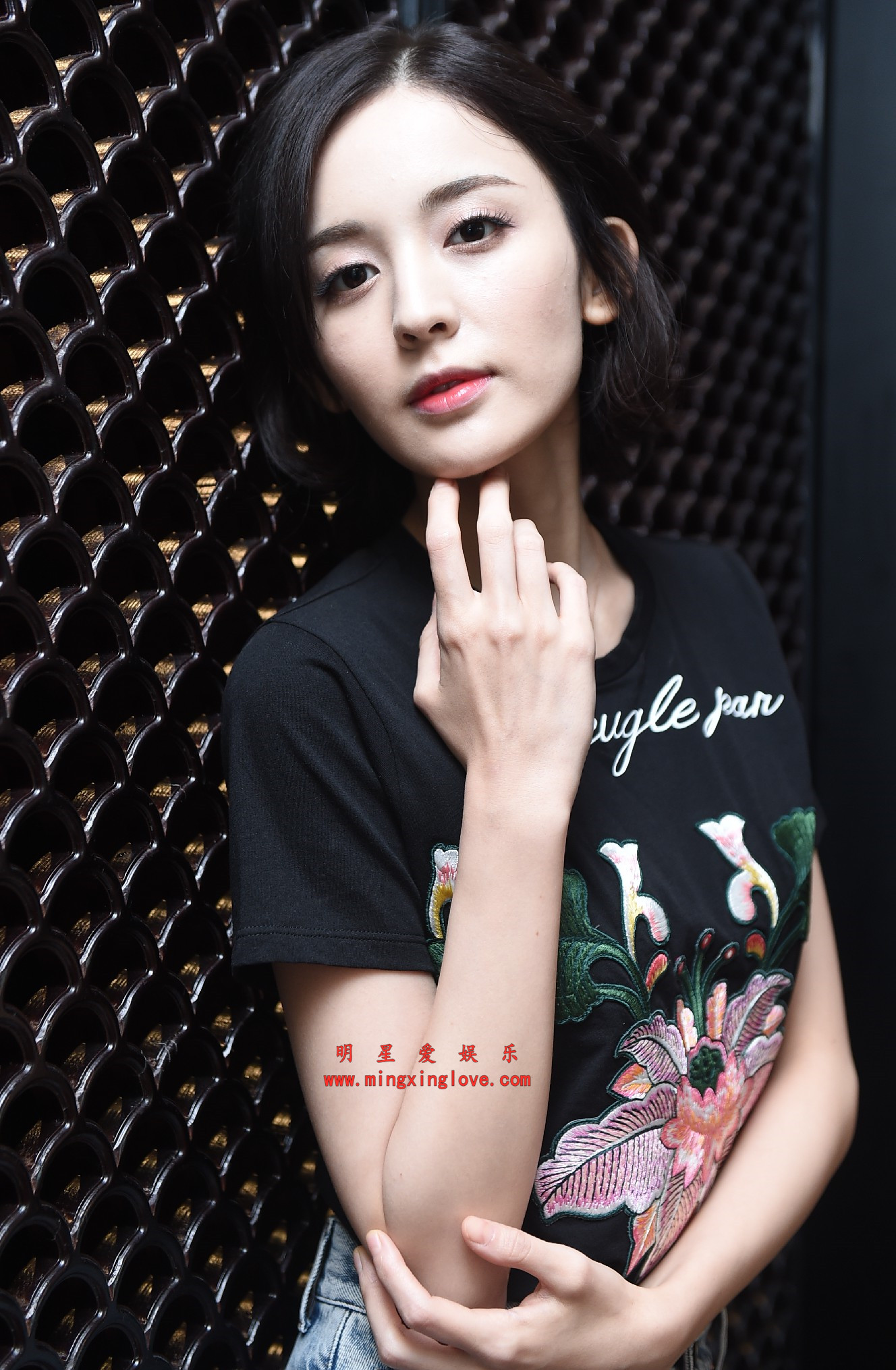 古力娜扎参加某时尚活动写真花絮照片,时尚露肩、牛仔短裙等造型,放大可看清肌肤纹理,高清4K分辨率原图无修生图下载(至尊)-明星爱娱乐