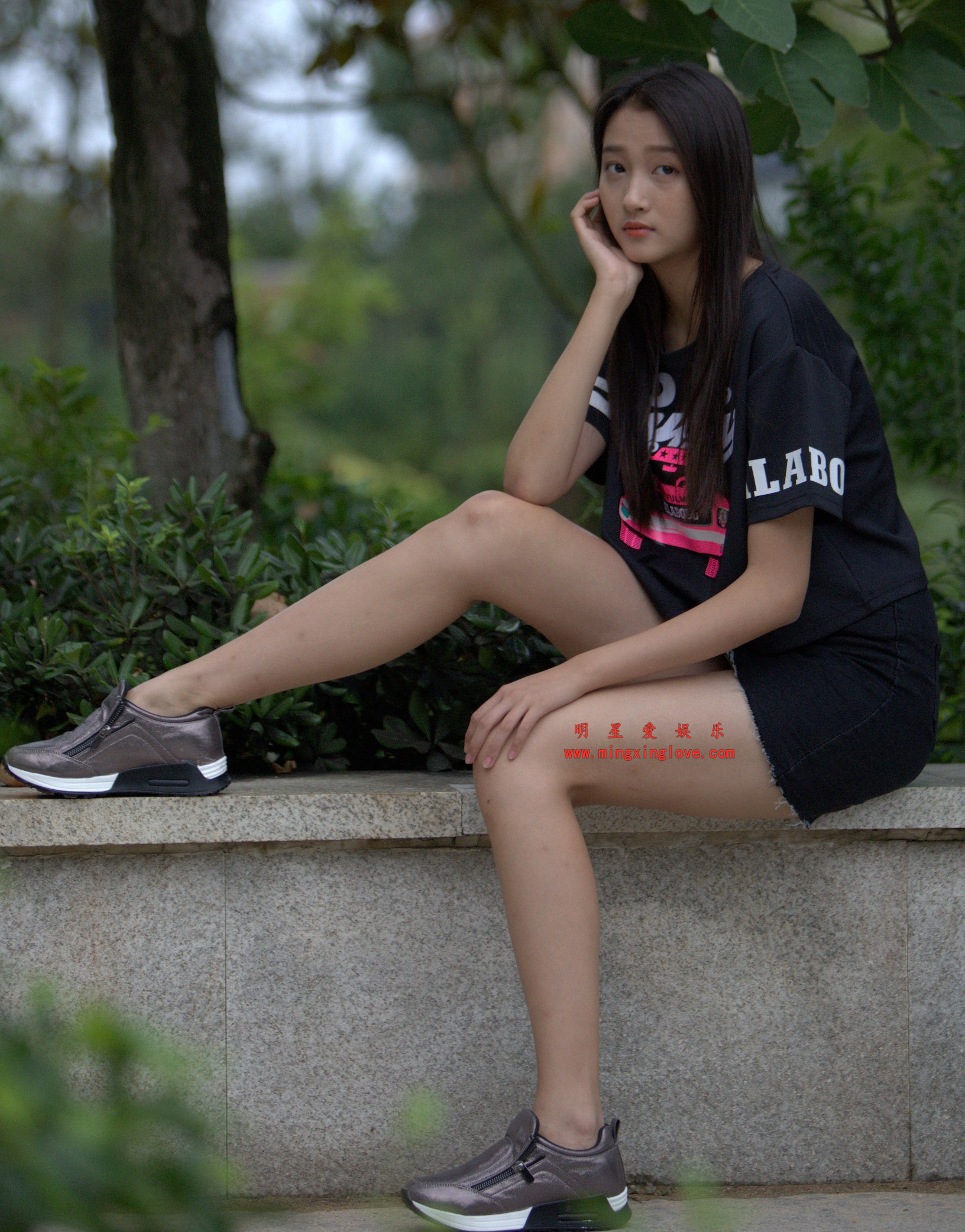 关晓彤某写真拍摄花絮照片，性感牛仔短裙大长腿、背带裤造型，单张40M左右，放大可看清肌肤纹理，高清4K分辨率原图无修生图下载（至尊）-明星爱娱乐