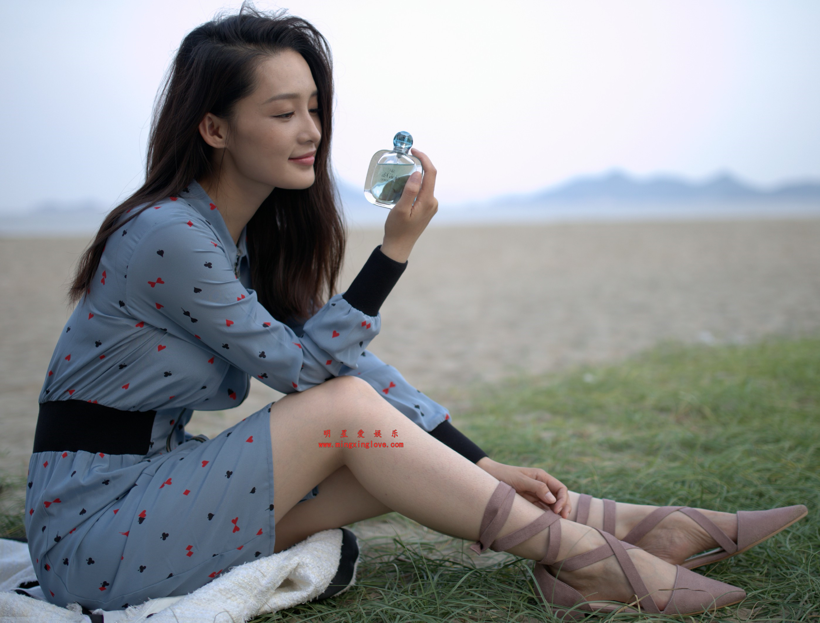 李沁拍摄某写真照片,短裙、光脚高跟造型,单张30M左右,放大可看清肌肤纹理,高清4K分辨率原图无修生图下载(至尊)-明星爱娱乐