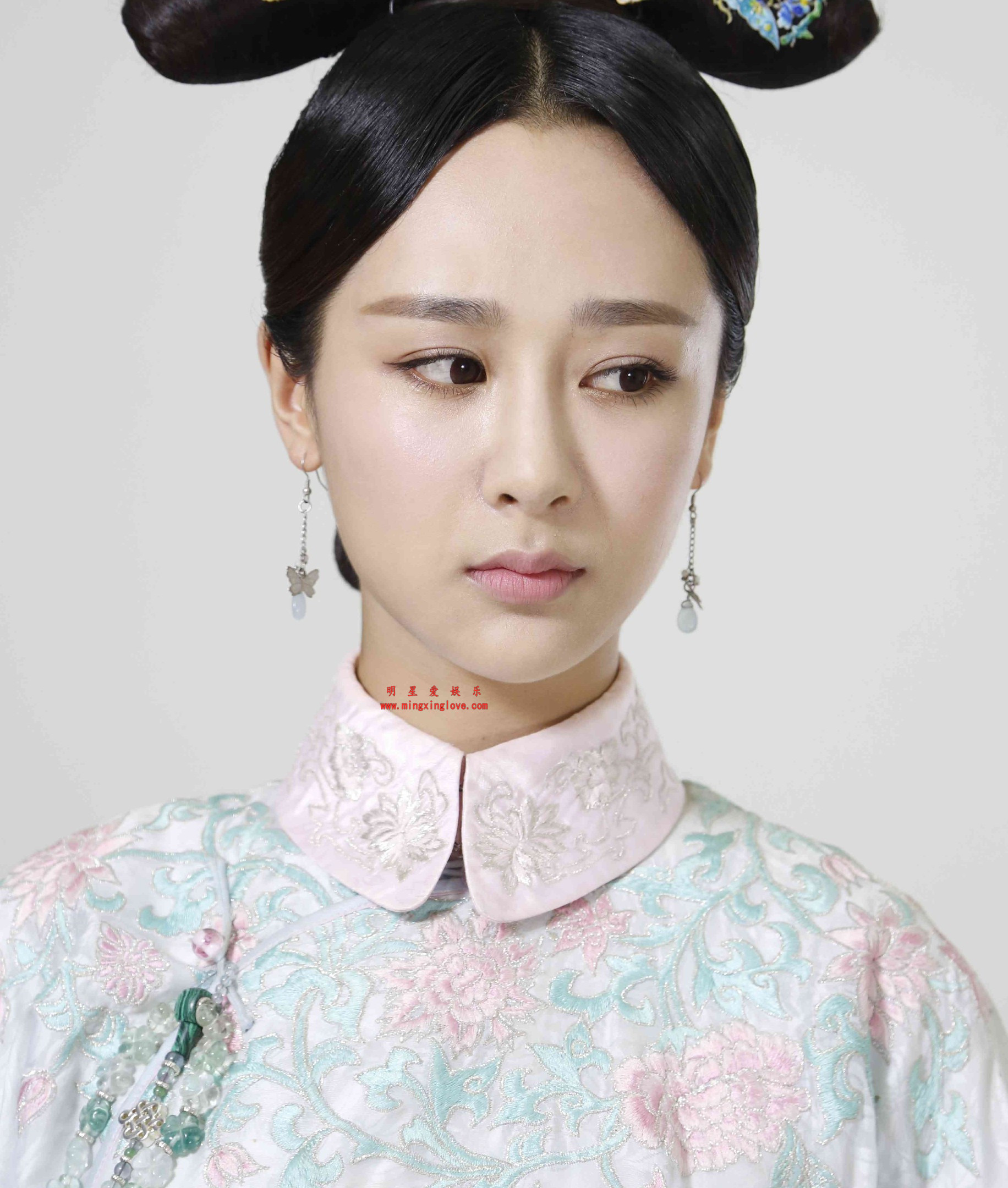 杨紫拍摄电视剧《龙珠》定妆照及部分剧照花絮照片,剧中各种造型,放大可看清肌肤纹理,高清4K分辨率原图无修生图下载(至尊)-明星爱娱乐