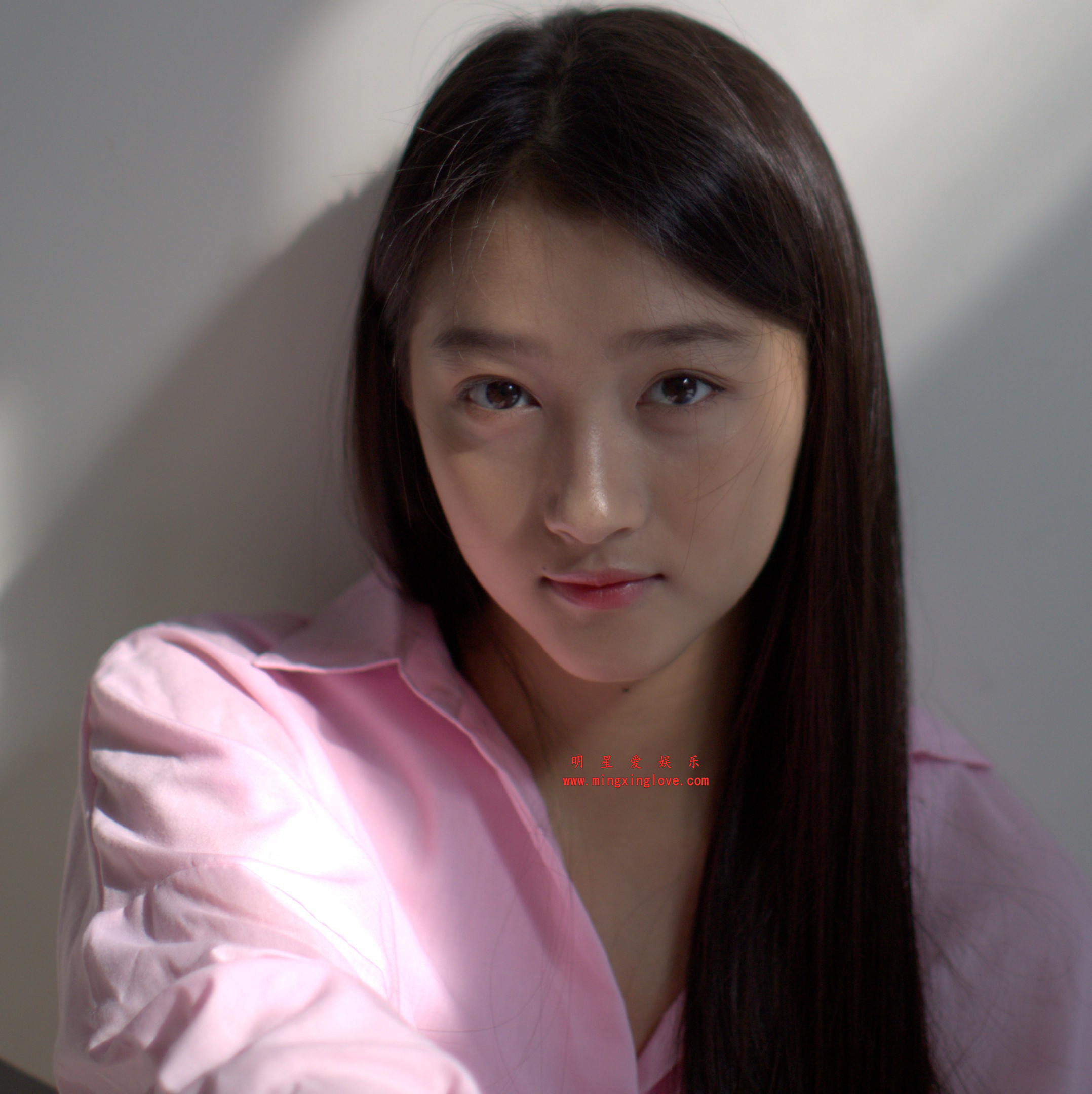 关晓彤某写真拍摄现场花絮照片,单张30M左右,放大可看清肌肤纹理,高清4K分辨率原图无修生图下载(至尊)-明星爱娱乐